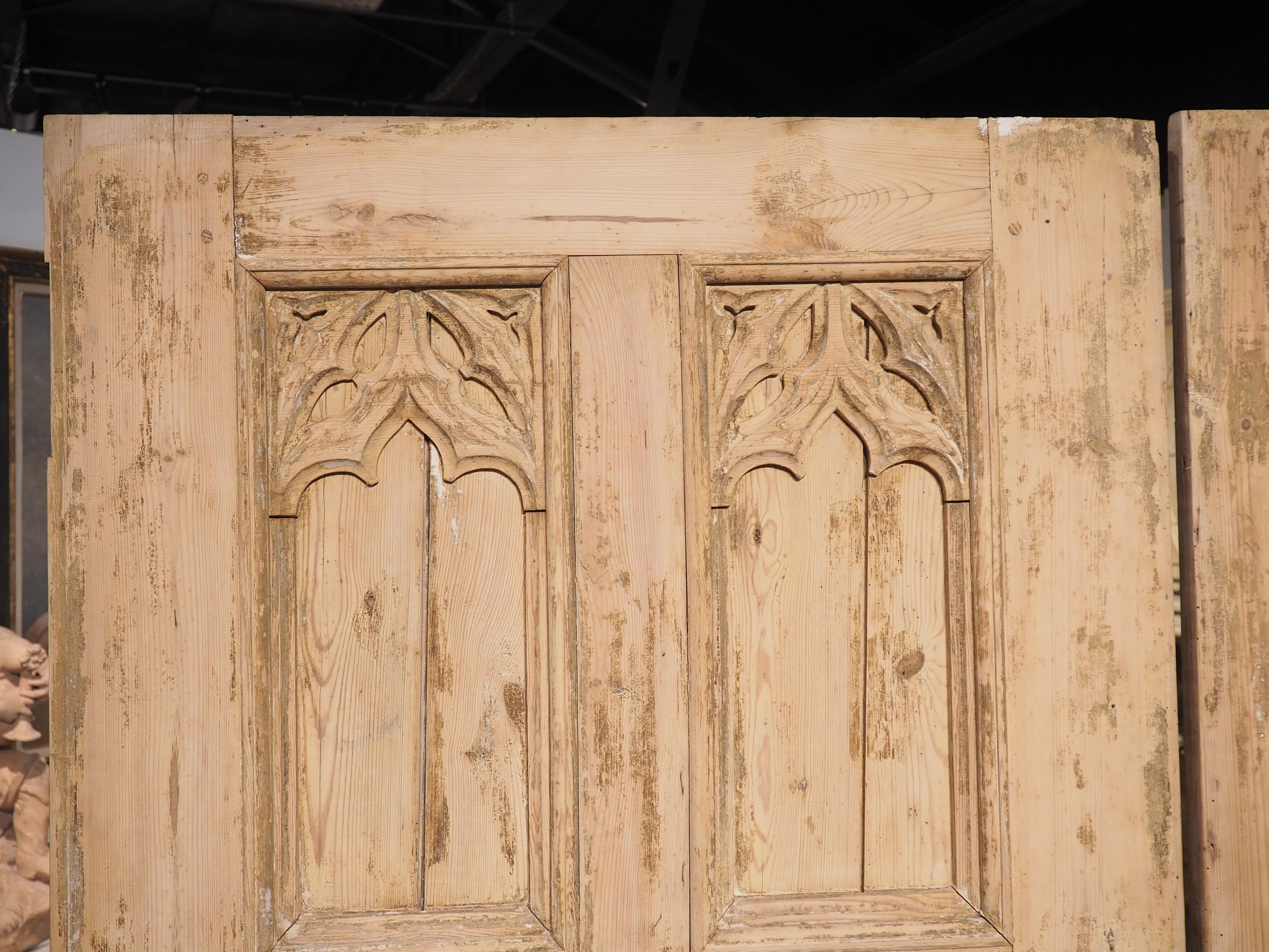 Fer Paire de portes de style gothique français du 19ème siècle en pin sculpté en vente