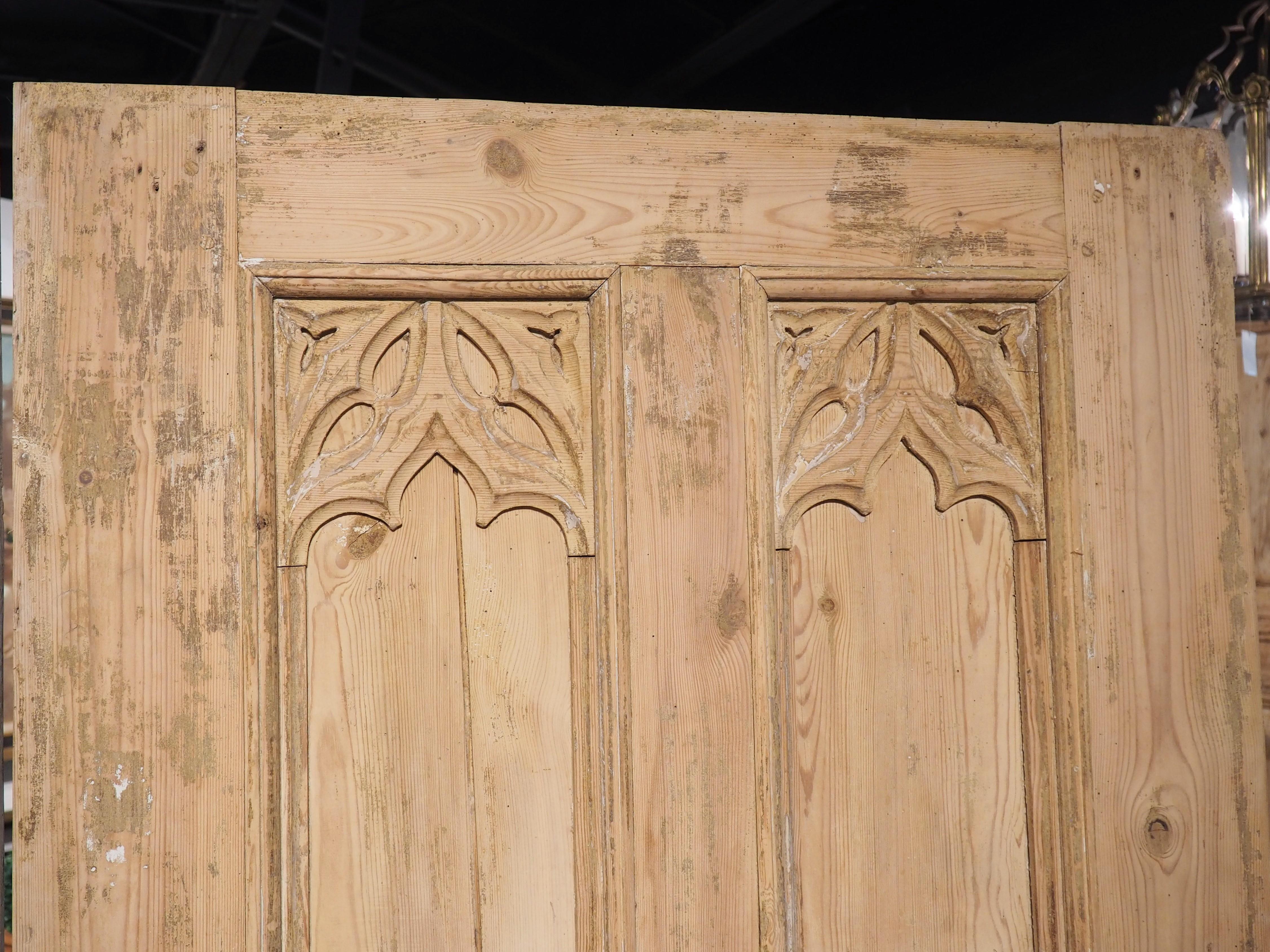 Paire de portes de style gothique français du 19ème siècle en pin sculpté en vente 1