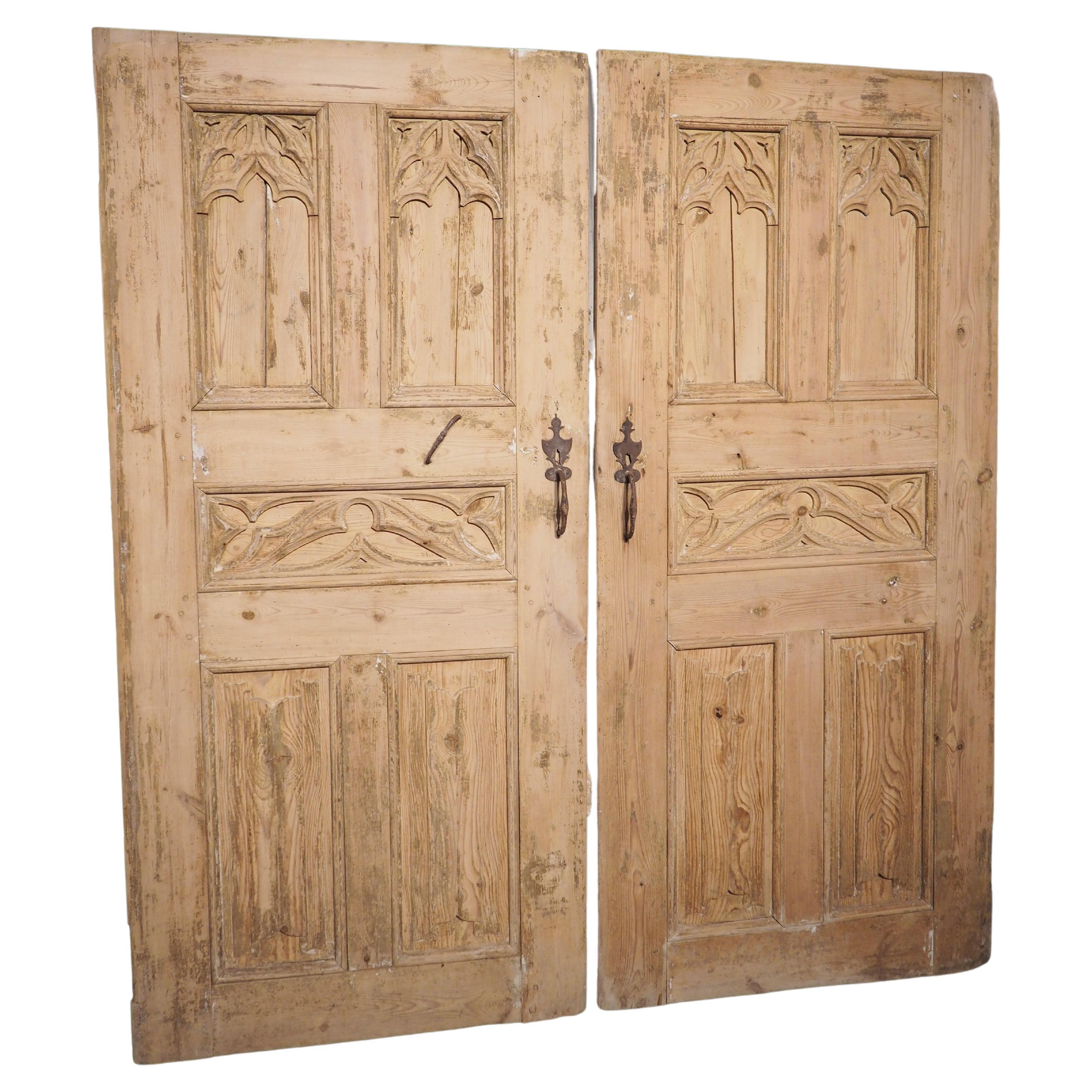 Paar französische Türen im gotischen Stil des 19. Jahrhunderts aus geschnitztem Kiefernholz