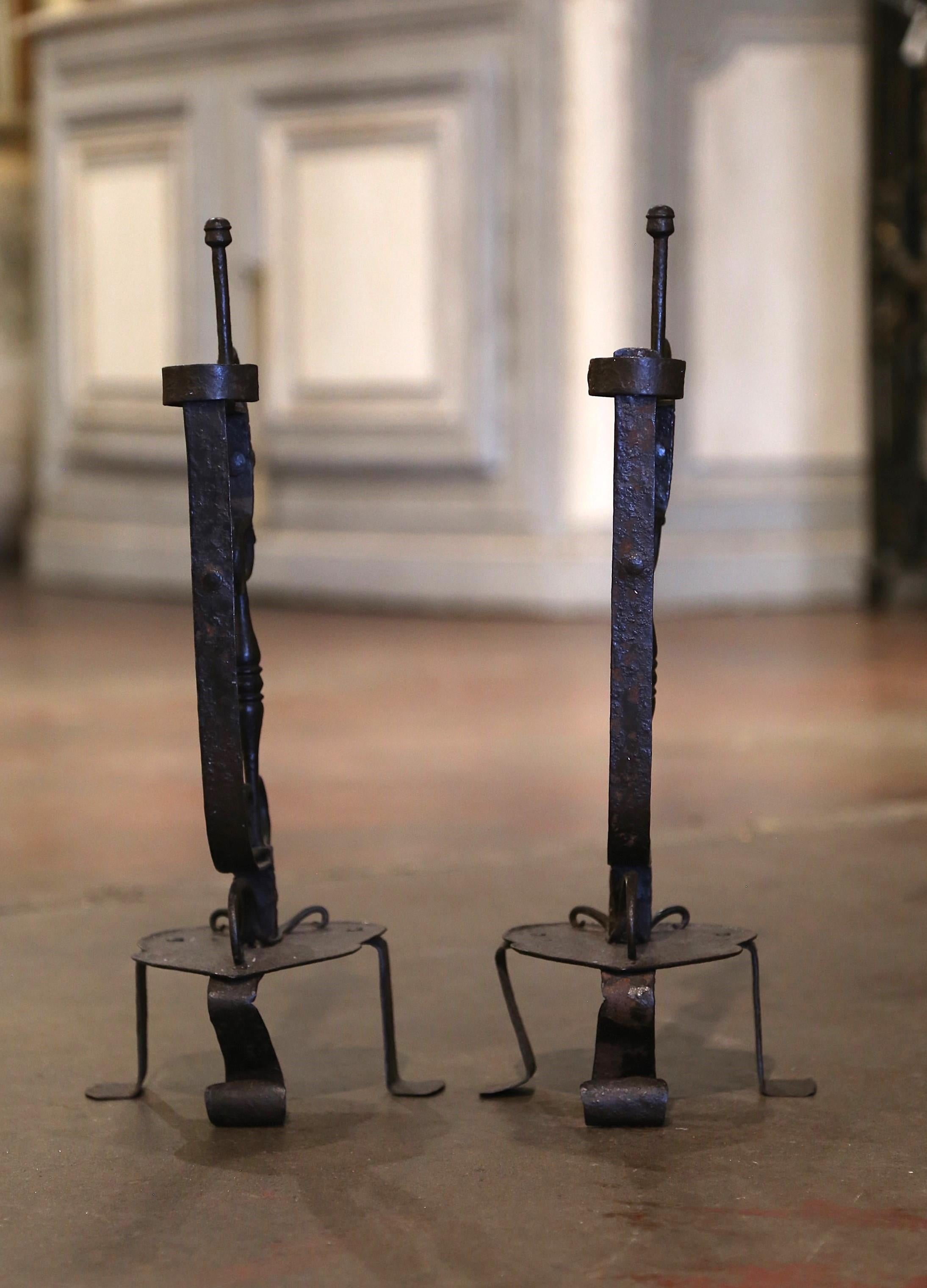 Forgiato Coppia di portacandele gotici francesi in ferro battuto del XIX secolo in vendita