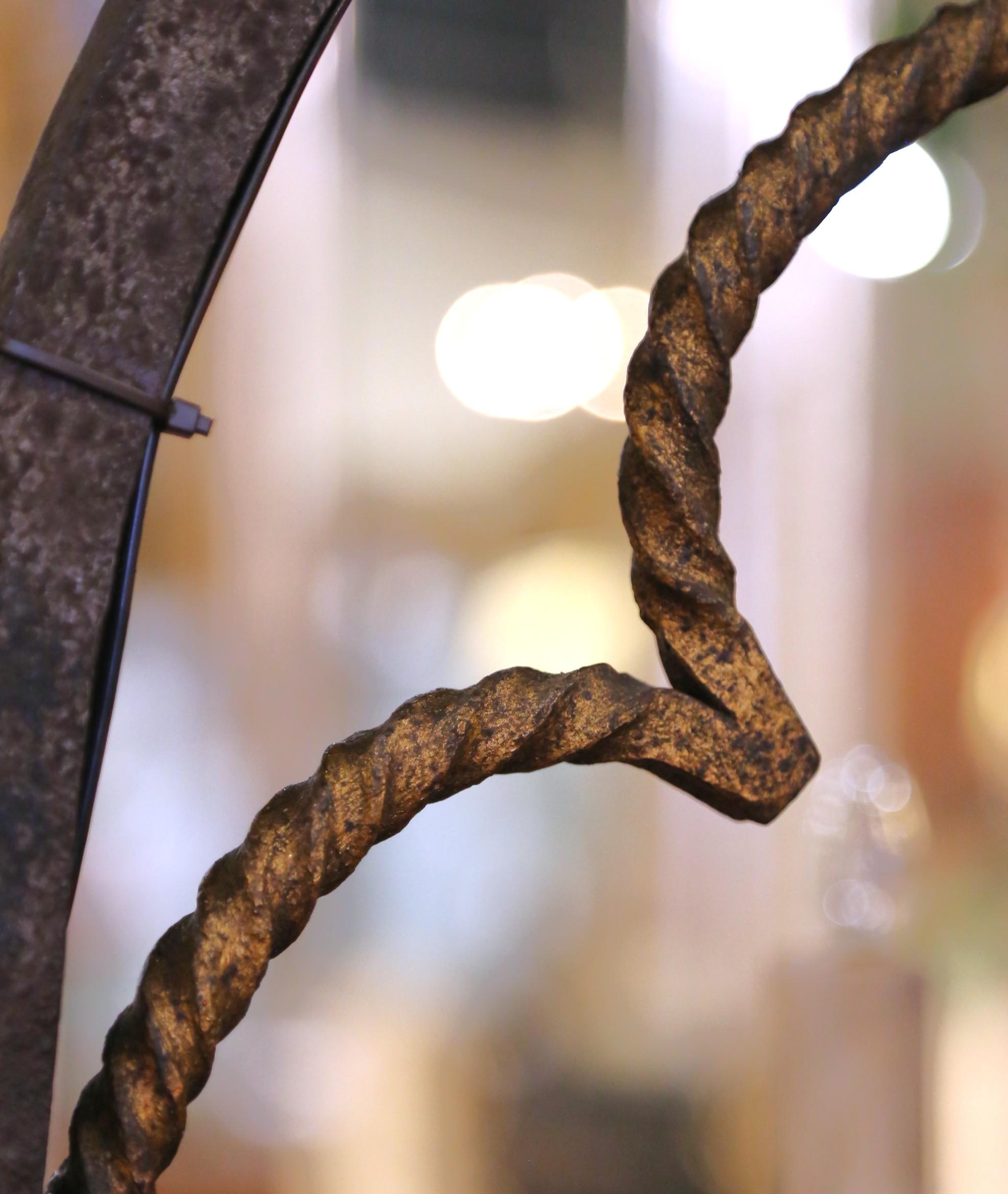 Coppia di lampadari a otto luci in ferro battuto in stile gotico francese del XIX secolo in vendita 3