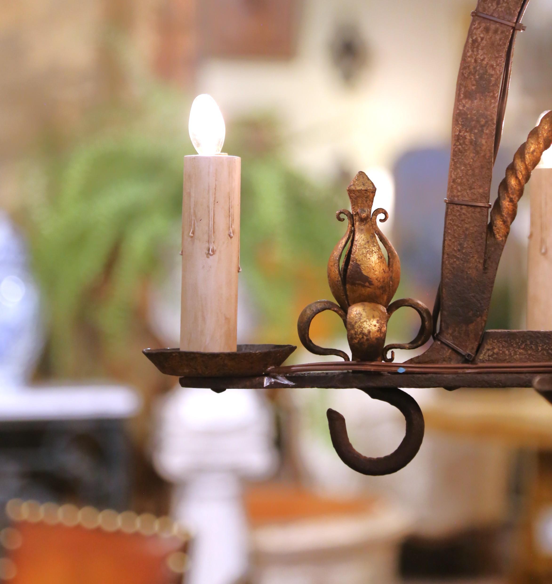 Coppia di lampadari a otto luci in ferro battuto in stile gotico francese del XIX secolo in vendita 4