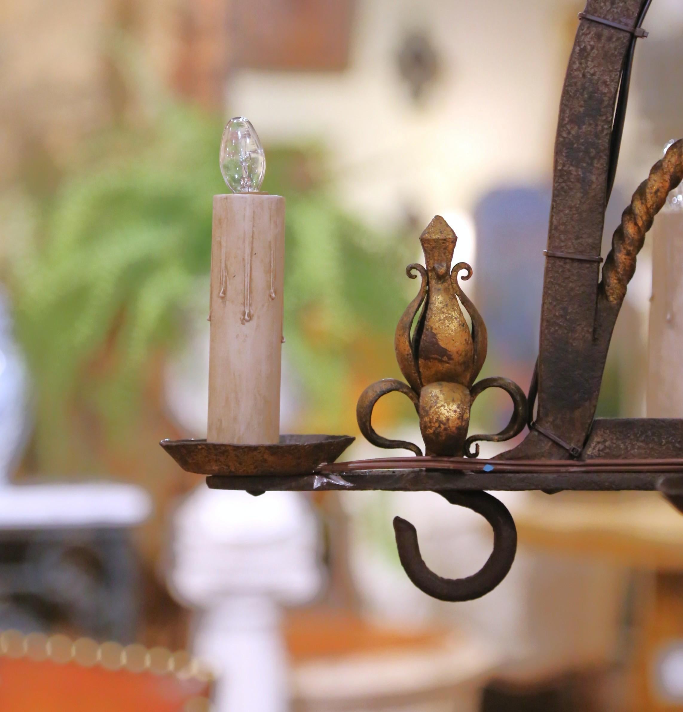 Coppia di lampadari a otto luci in ferro battuto in stile gotico francese del XIX secolo in vendita 5