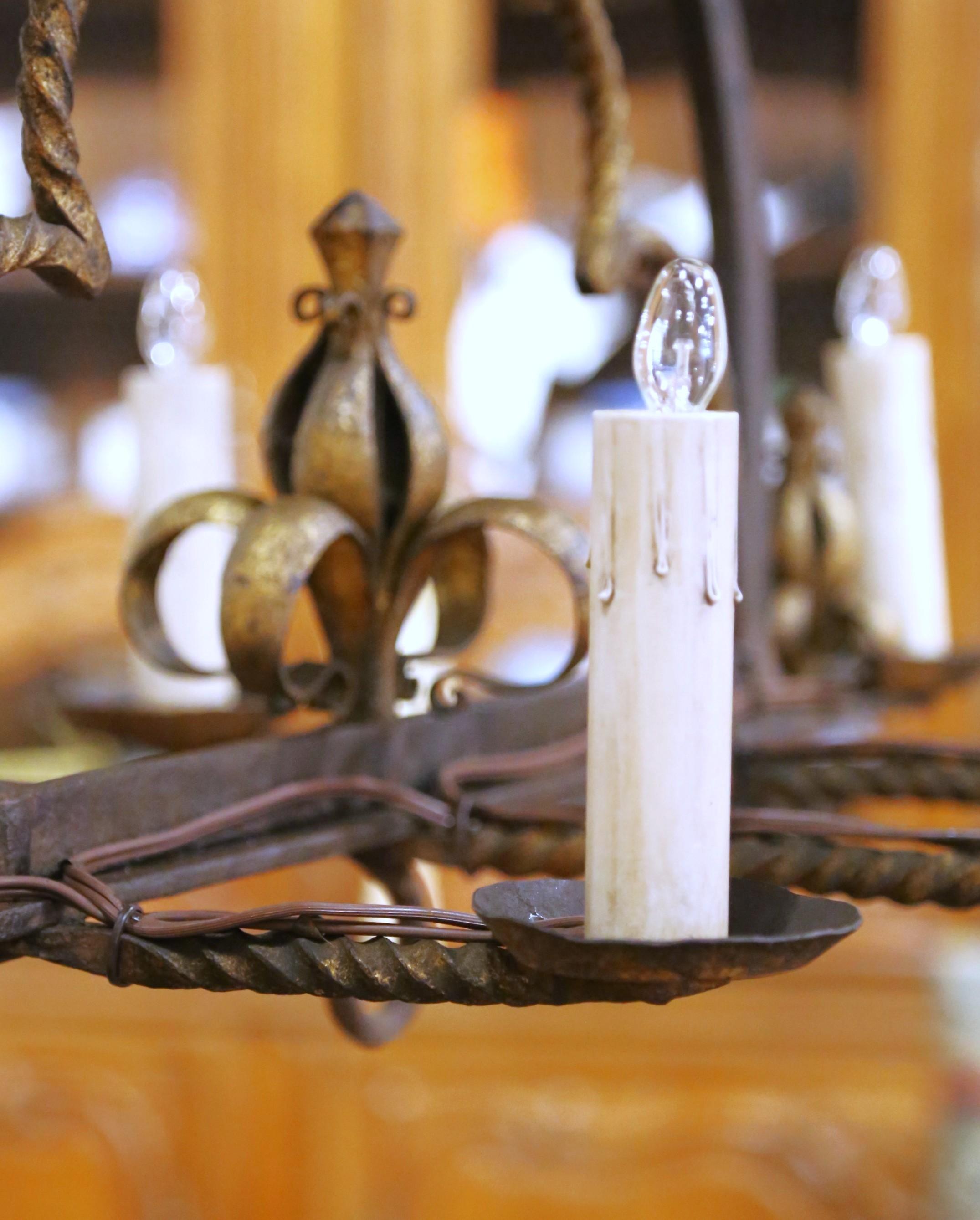 Coppia di lampadari a otto luci in ferro battuto in stile gotico francese del XIX secolo in vendita 6