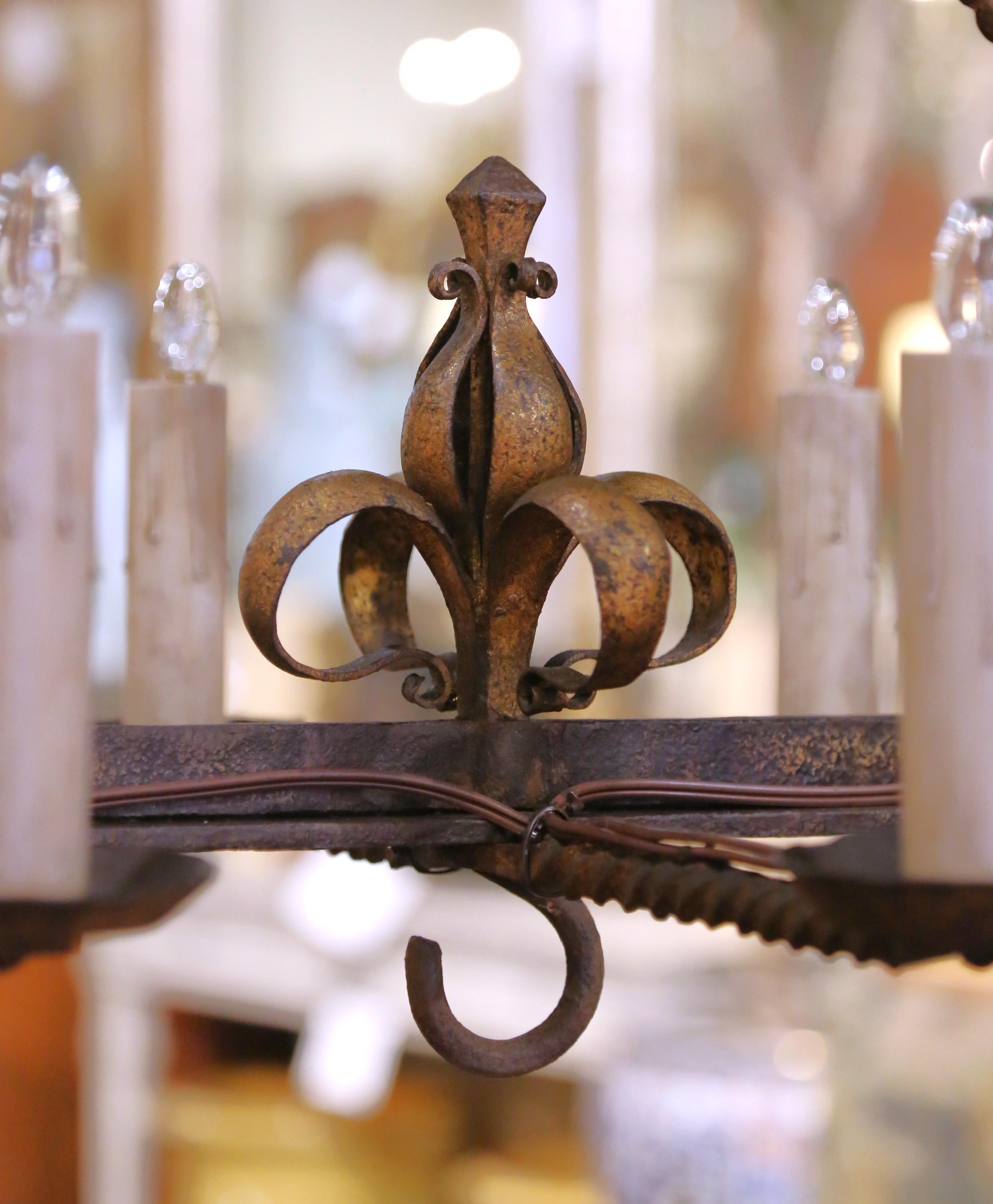 Coppia di lampadari a otto luci in ferro battuto in stile gotico francese del XIX secolo in vendita 7