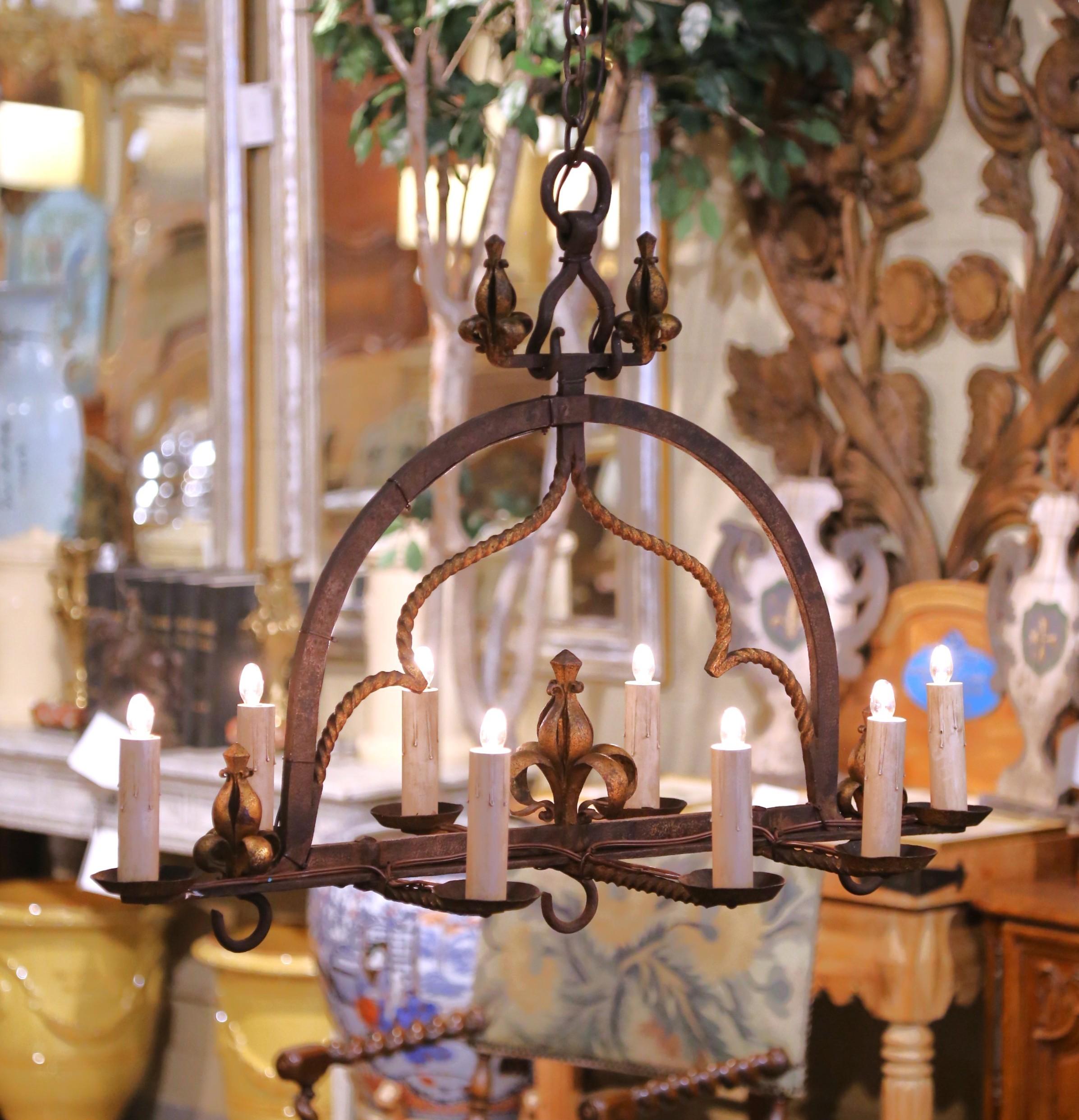 Gotico Coppia di lampadari a otto luci in ferro battuto in stile gotico francese del XIX secolo in vendita