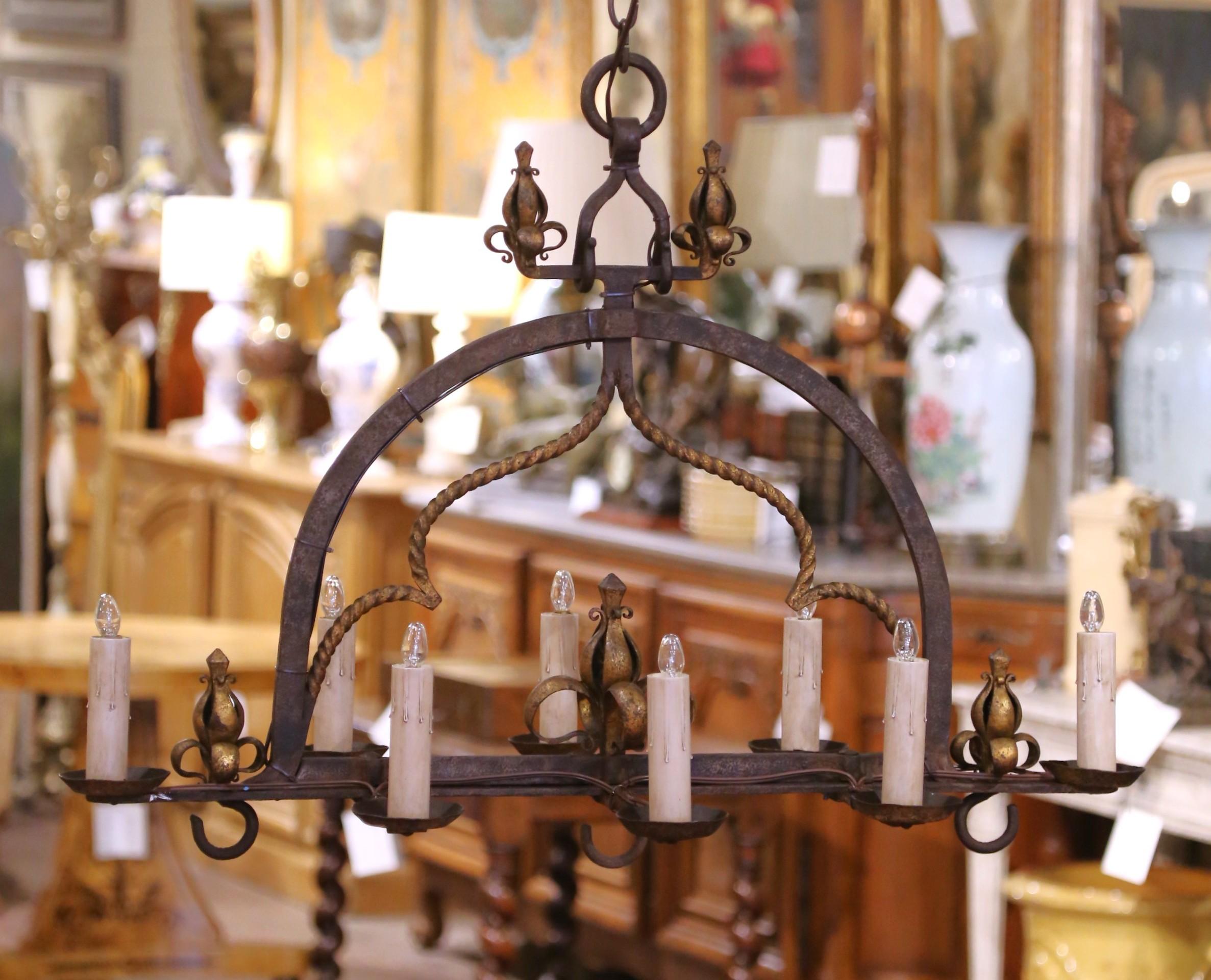 Francese Coppia di lampadari a otto luci in ferro battuto in stile gotico francese del XIX secolo in vendita