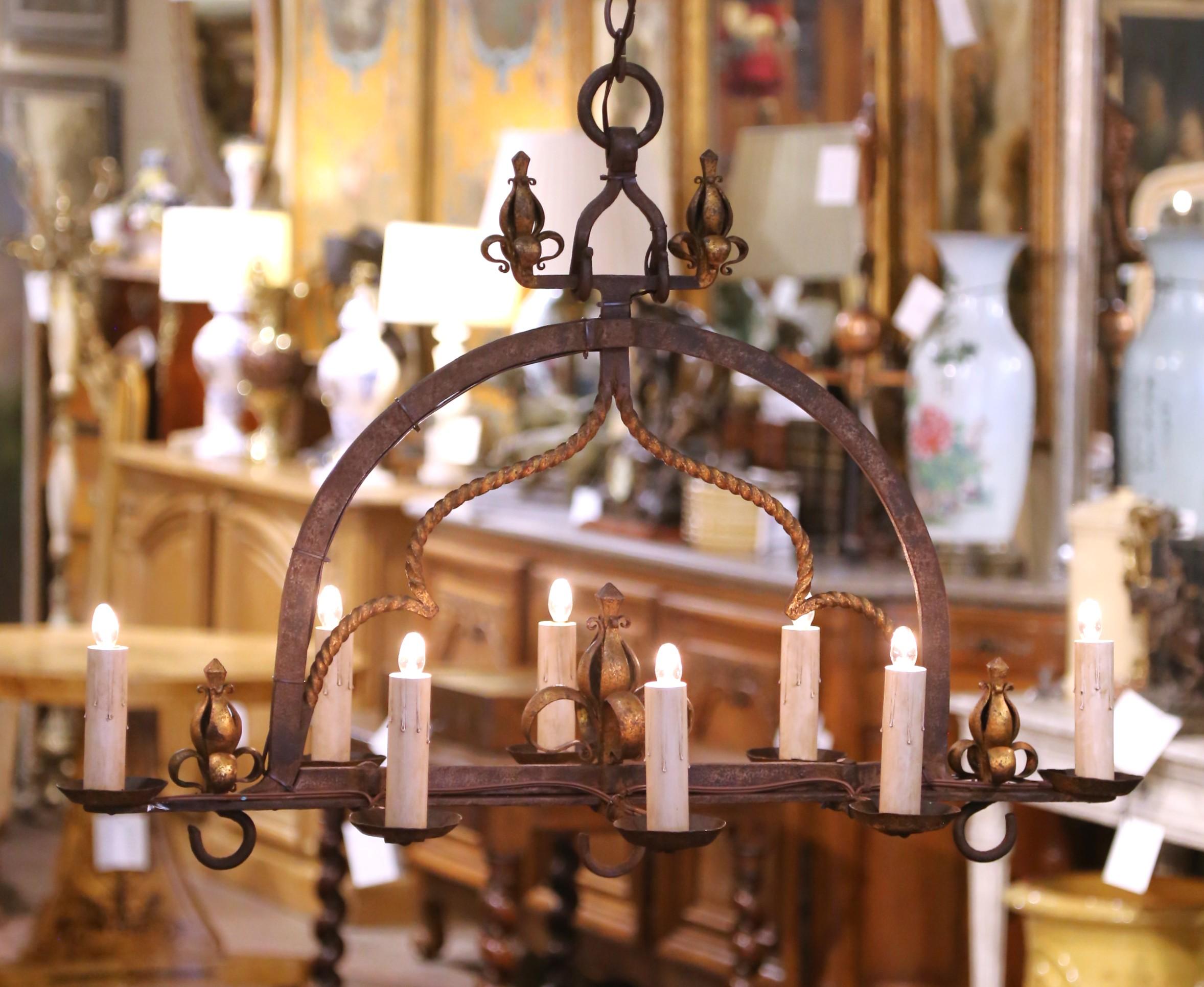 Forgiato Coppia di lampadari a otto luci in ferro battuto in stile gotico francese del XIX secolo in vendita