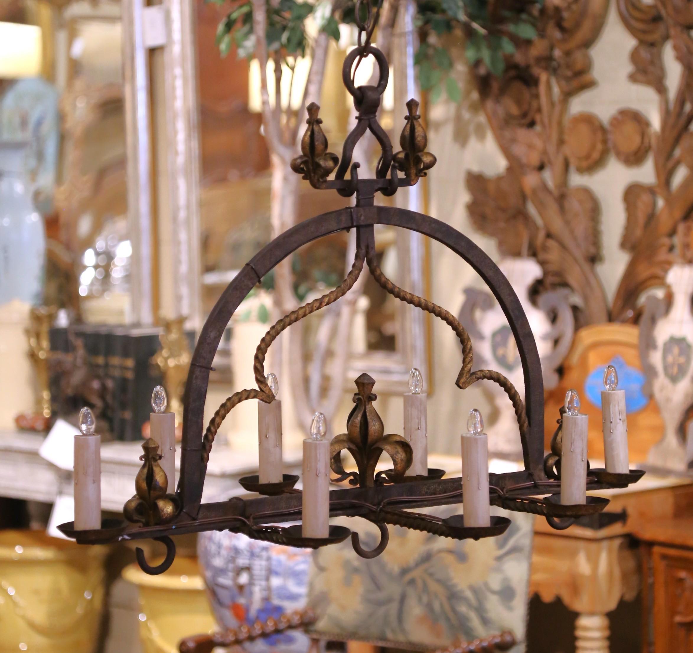 Coppia di lampadari a otto luci in ferro battuto in stile gotico francese del XIX secolo In condizioni ottime in vendita a Dallas, TX