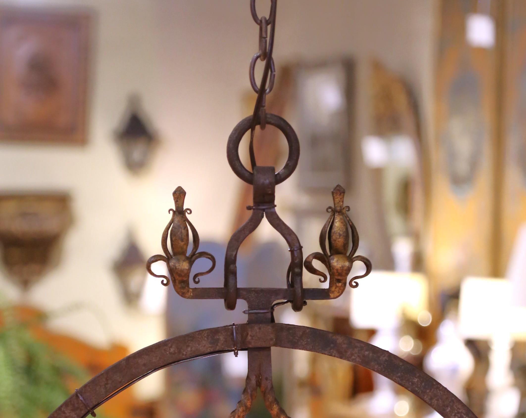 Ferro Coppia di lampadari a otto luci in ferro battuto in stile gotico francese del XIX secolo in vendita