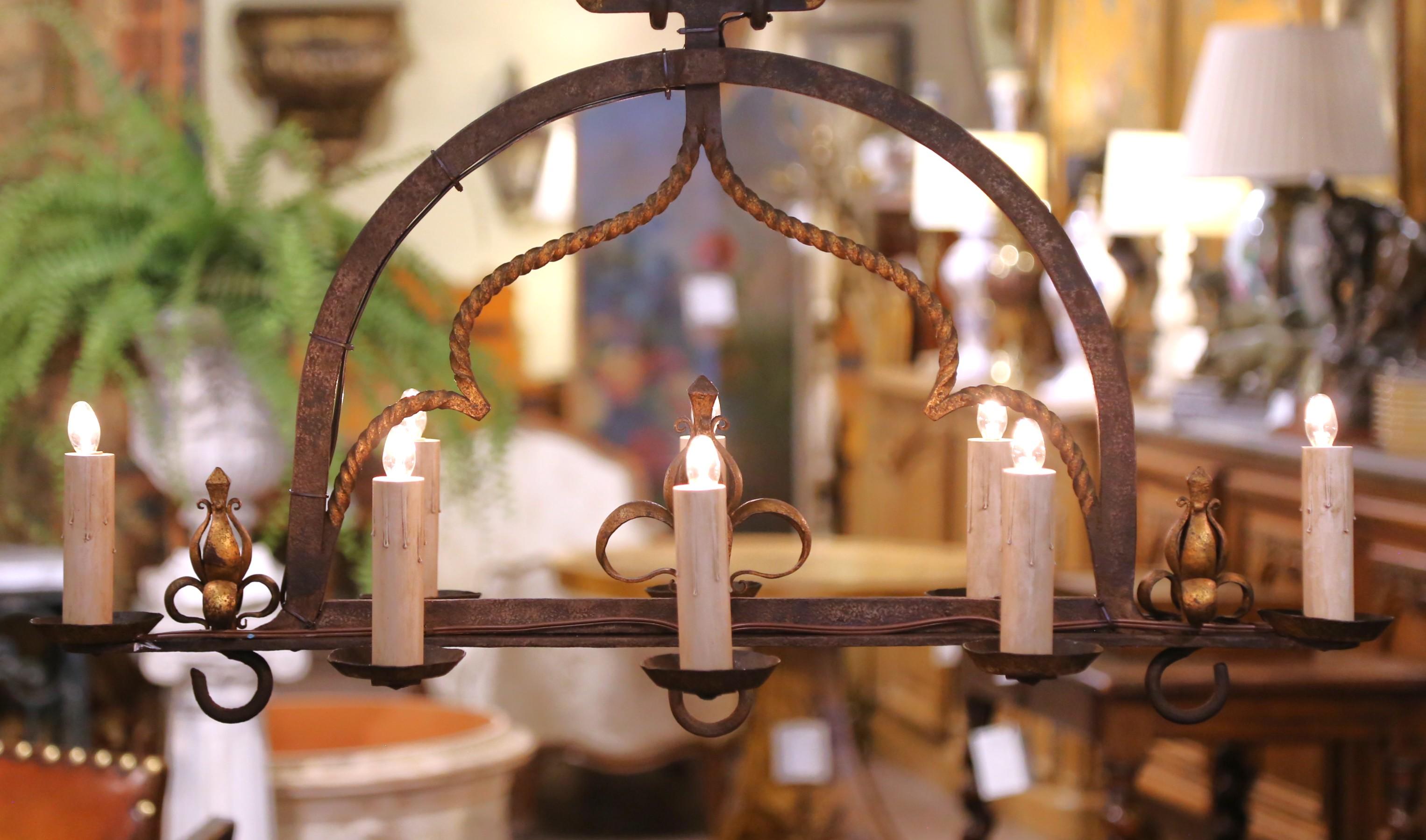 Coppia di lampadari a otto luci in ferro battuto in stile gotico francese del XIX secolo in vendita 1