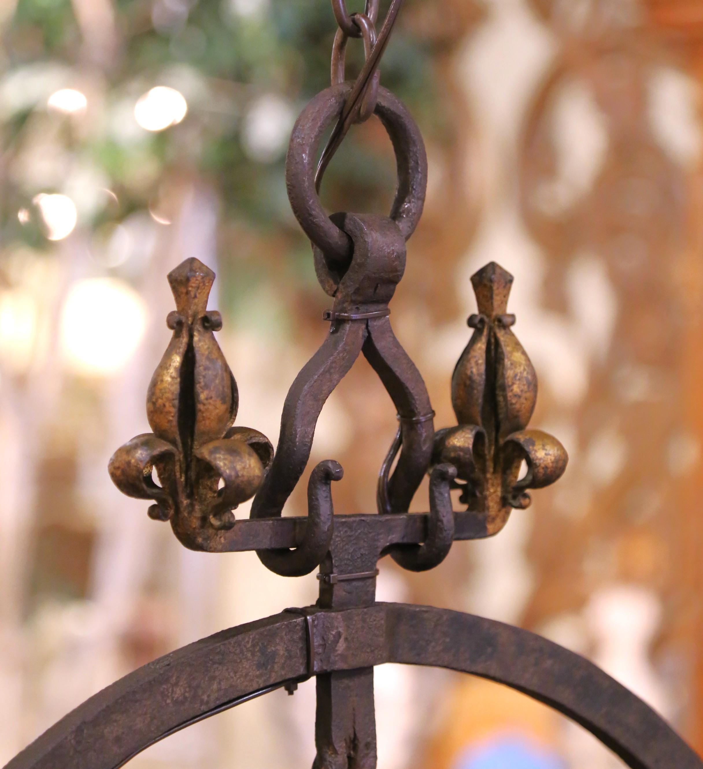 Coppia di lampadari a otto luci in ferro battuto in stile gotico francese del XIX secolo in vendita 2