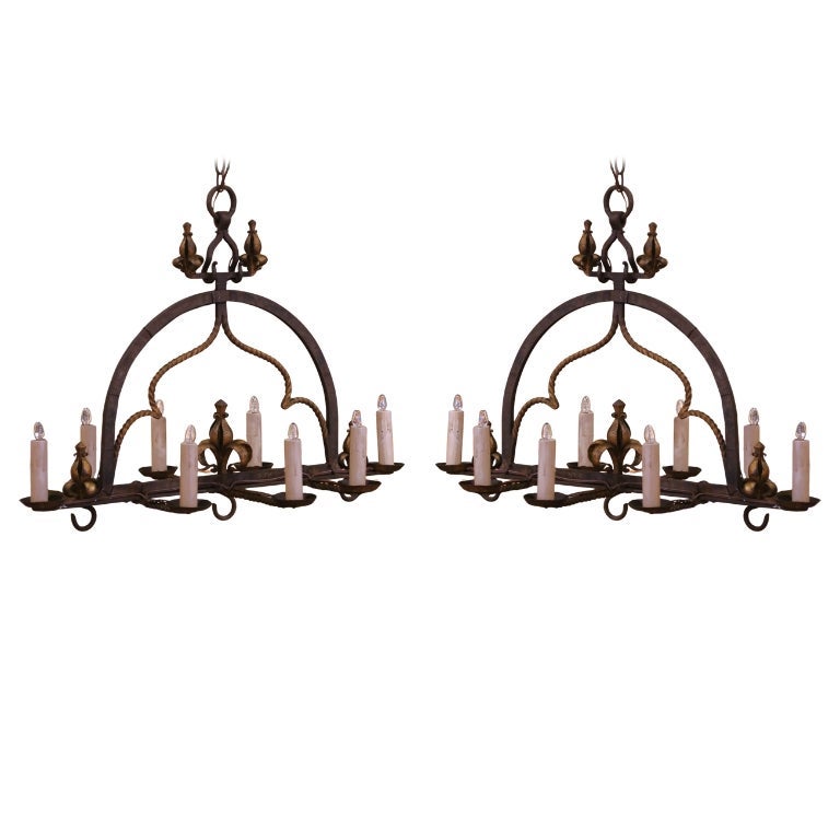 Coppia di lampadari a otto luci in ferro battuto in stile gotico francese del XIX secolo in vendita