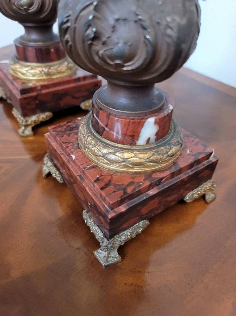 Paar französische Griotte-Marmorvasen-Garnituren aus dem 19. Jahrhundert (Metall)