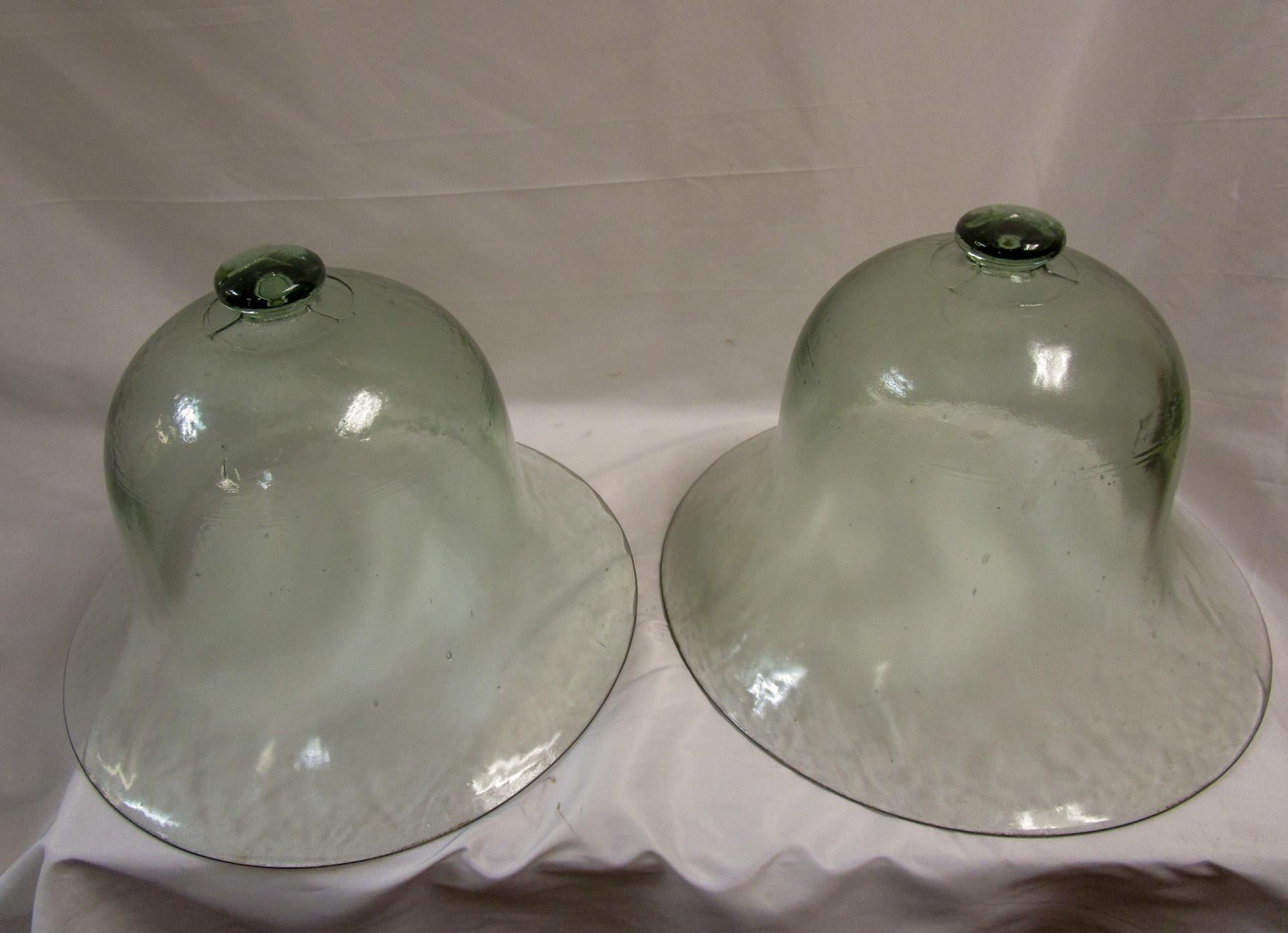 Paire de cloches de jardin françaises du 19ème siècle en verre soufflé à la main en forme de cloche en vente 1