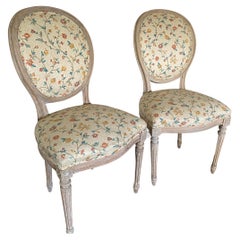 Paar französische Beistellstühle im Louis-XVI-Stil des 19. Jahrhunderts im Stil der Provence