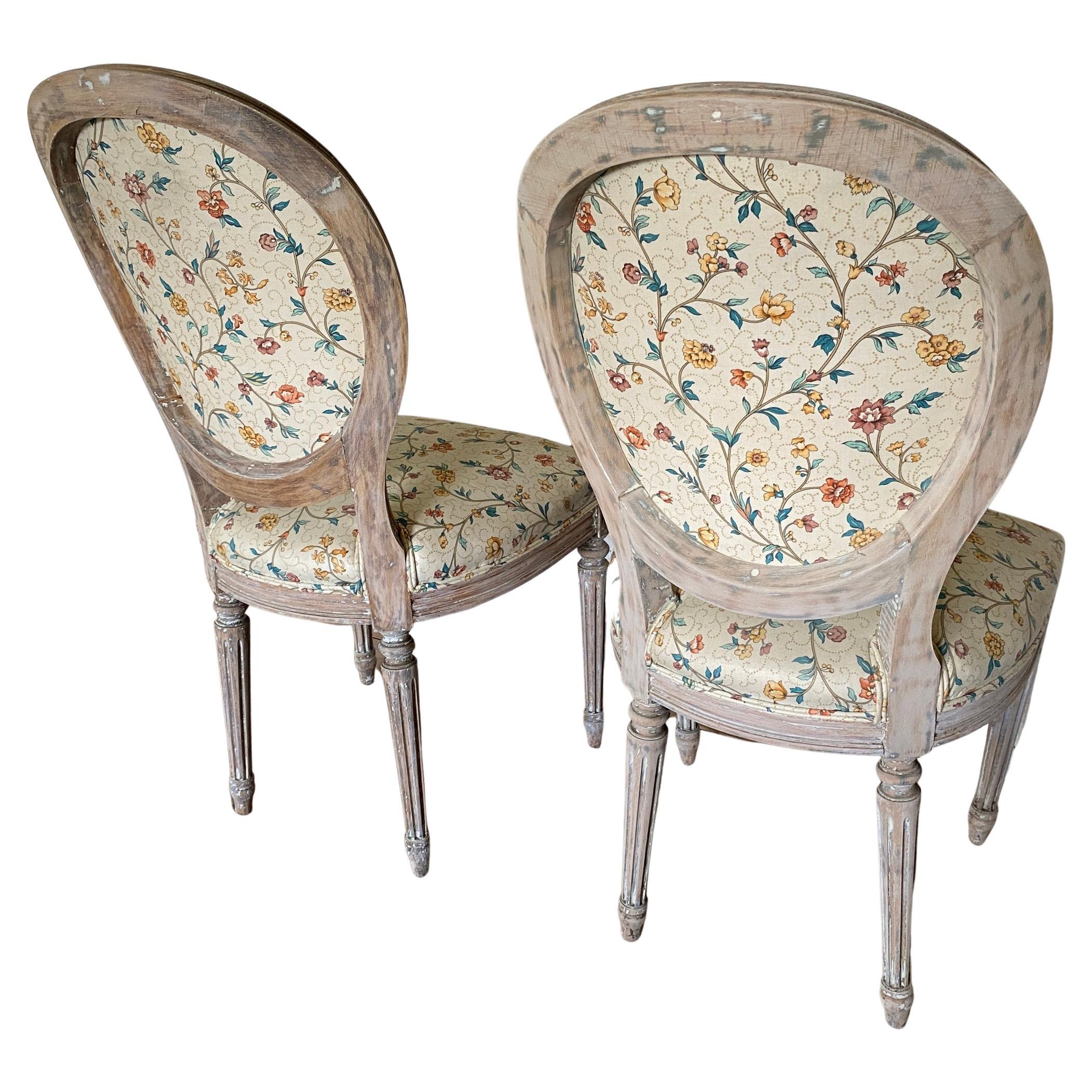 Français Paire de chaises d'appoint françaises de style provincial Louis XVI du 19ème siècle en vente