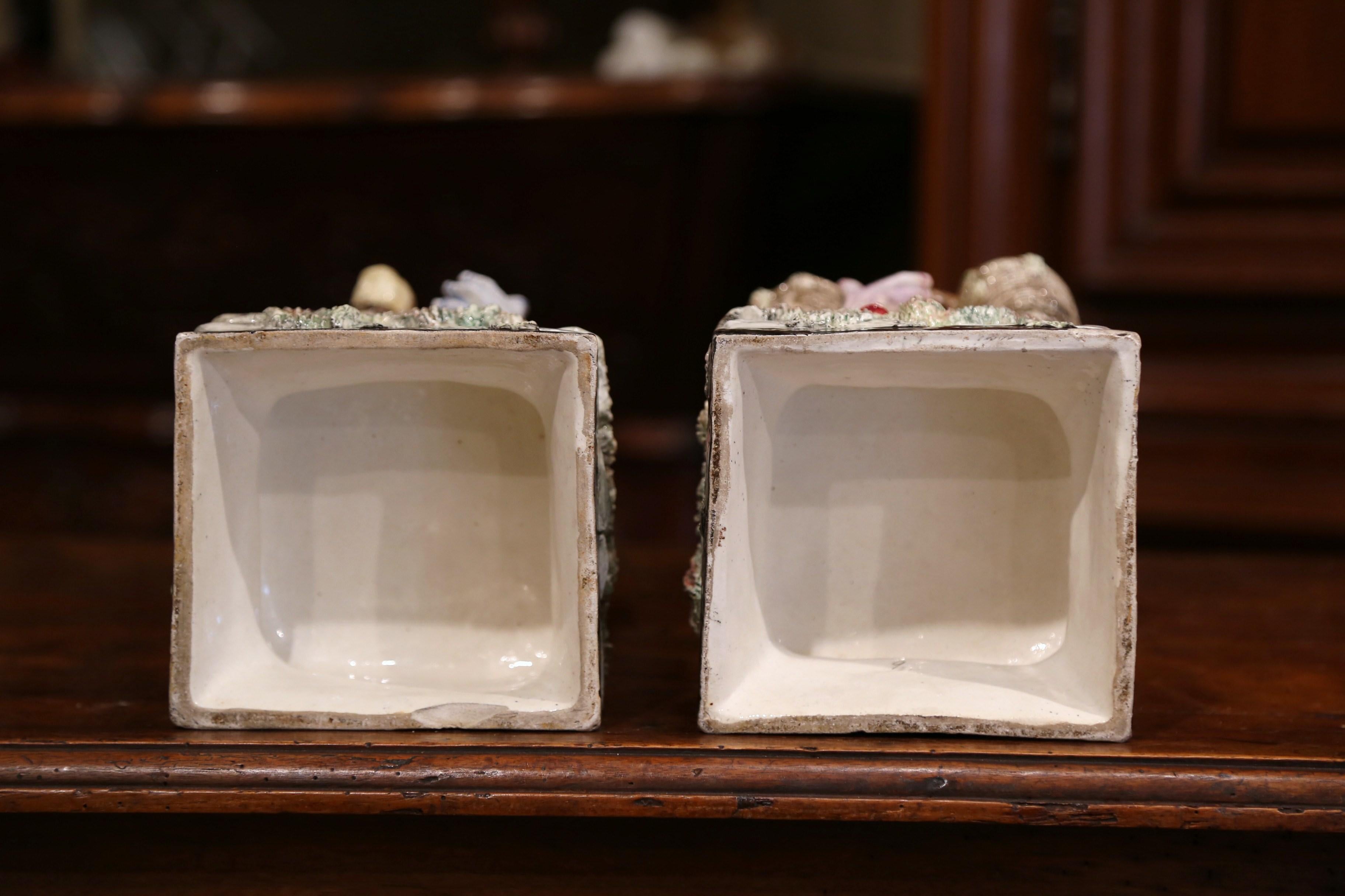 Paire de vases barbotine français en céramique peinte à la main du XIXe siècle en vente 4