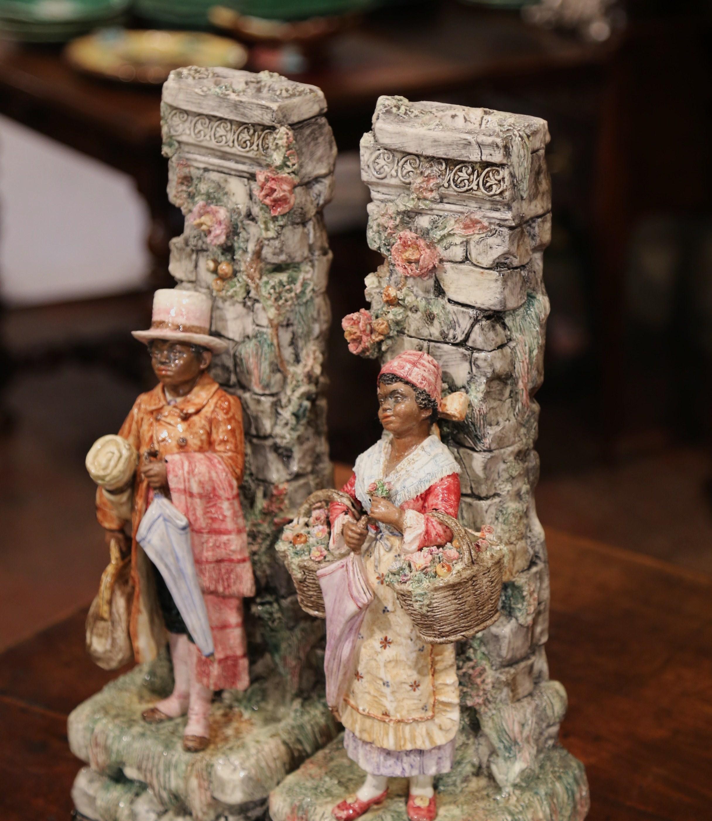 Fait main Paire de vases barbotine français en céramique peinte à la main du XIXe siècle en vente