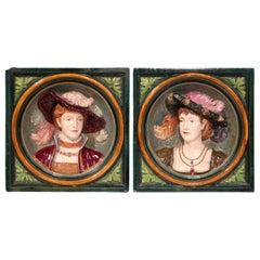 Coppia di targhe da parete in ceramica dipinta a mano del XIX secolo, con figure di barbottine