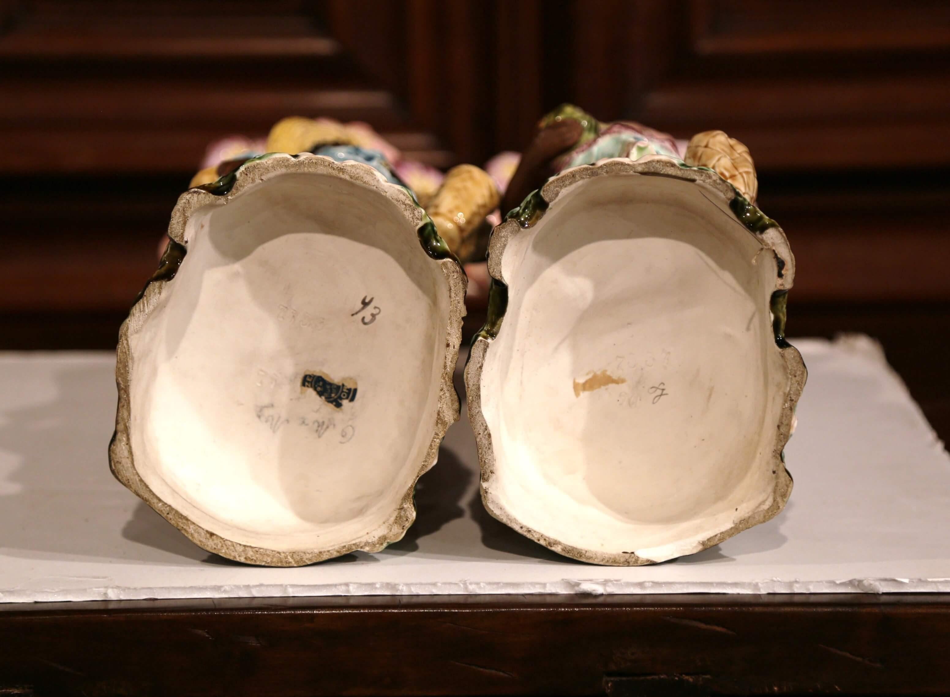 Paire de vases barbotine français en céramique peinte à la main du XIXe siècle en vente 3