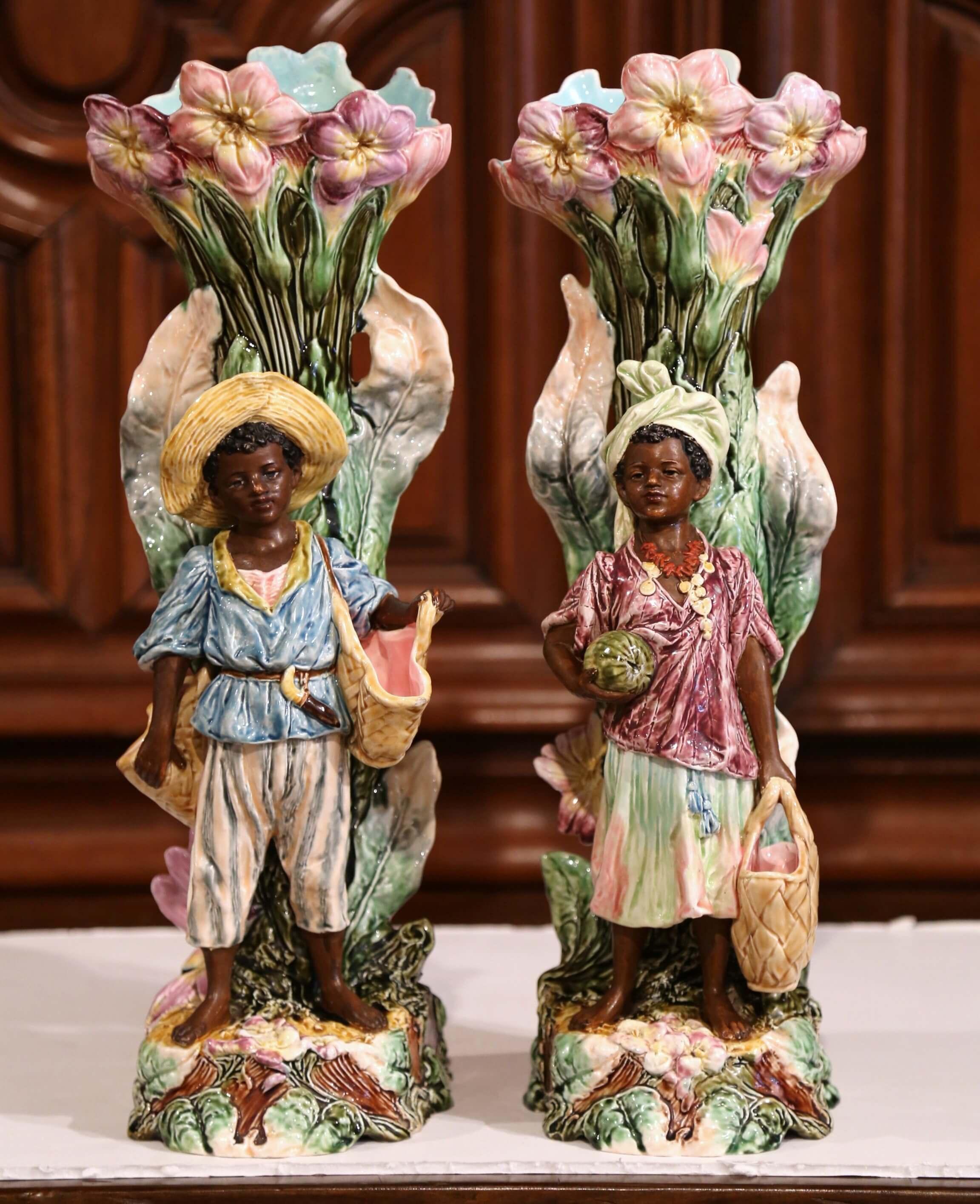 Français Paire de vases barbotine français en céramique peinte à la main du XIXe siècle en vente