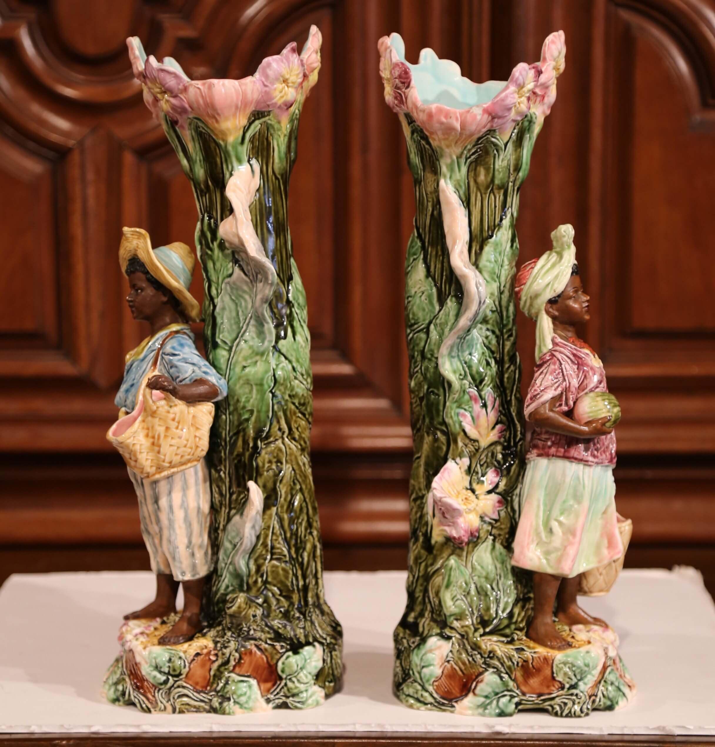 Paar französische handbemalte Barbotine-Vasen aus Keramik des 19. Jahrhunderts (Handbemalt) im Angebot