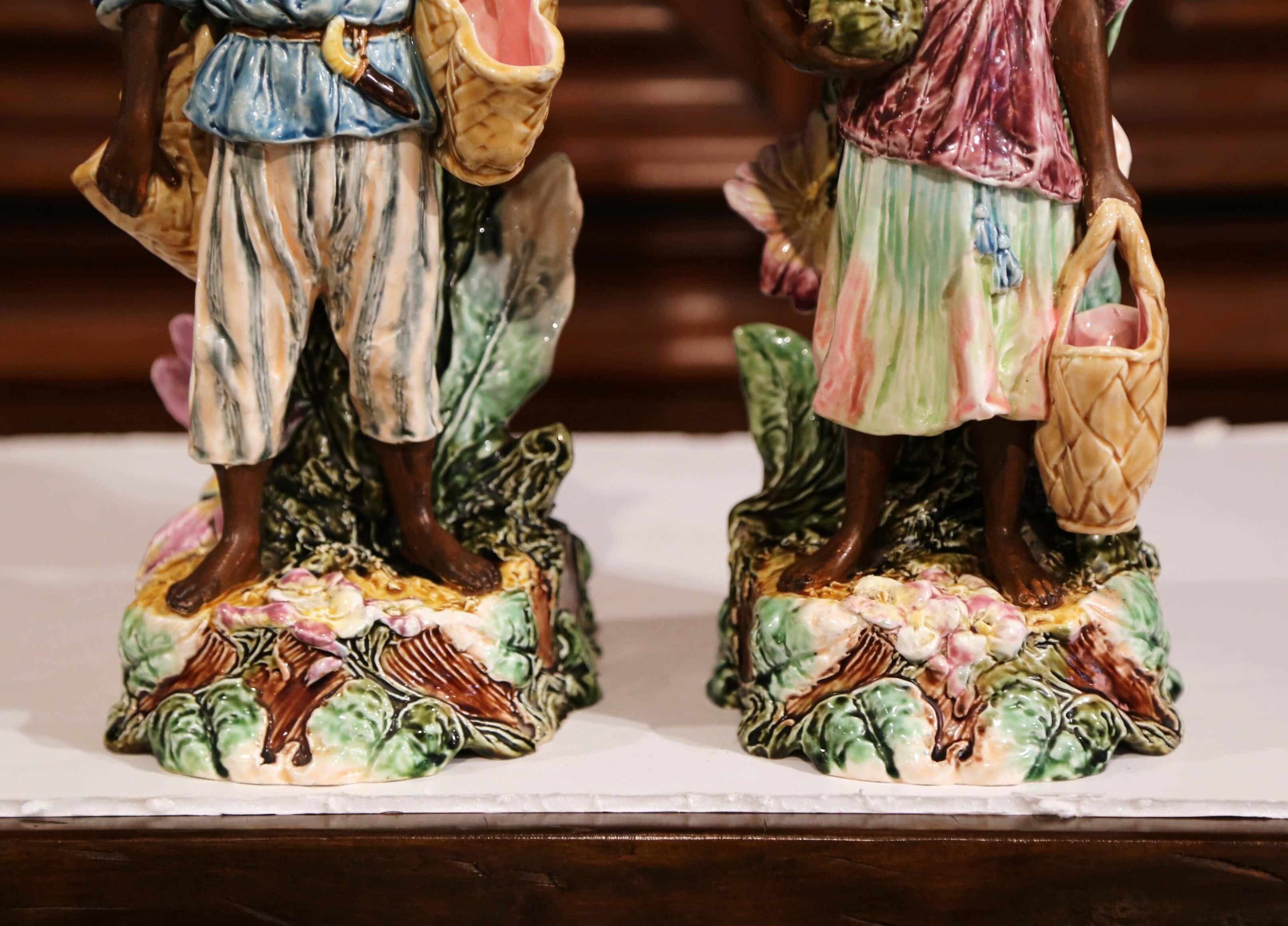 Céramique Paire de vases barbotine français en céramique peinte à la main du XIXe siècle en vente