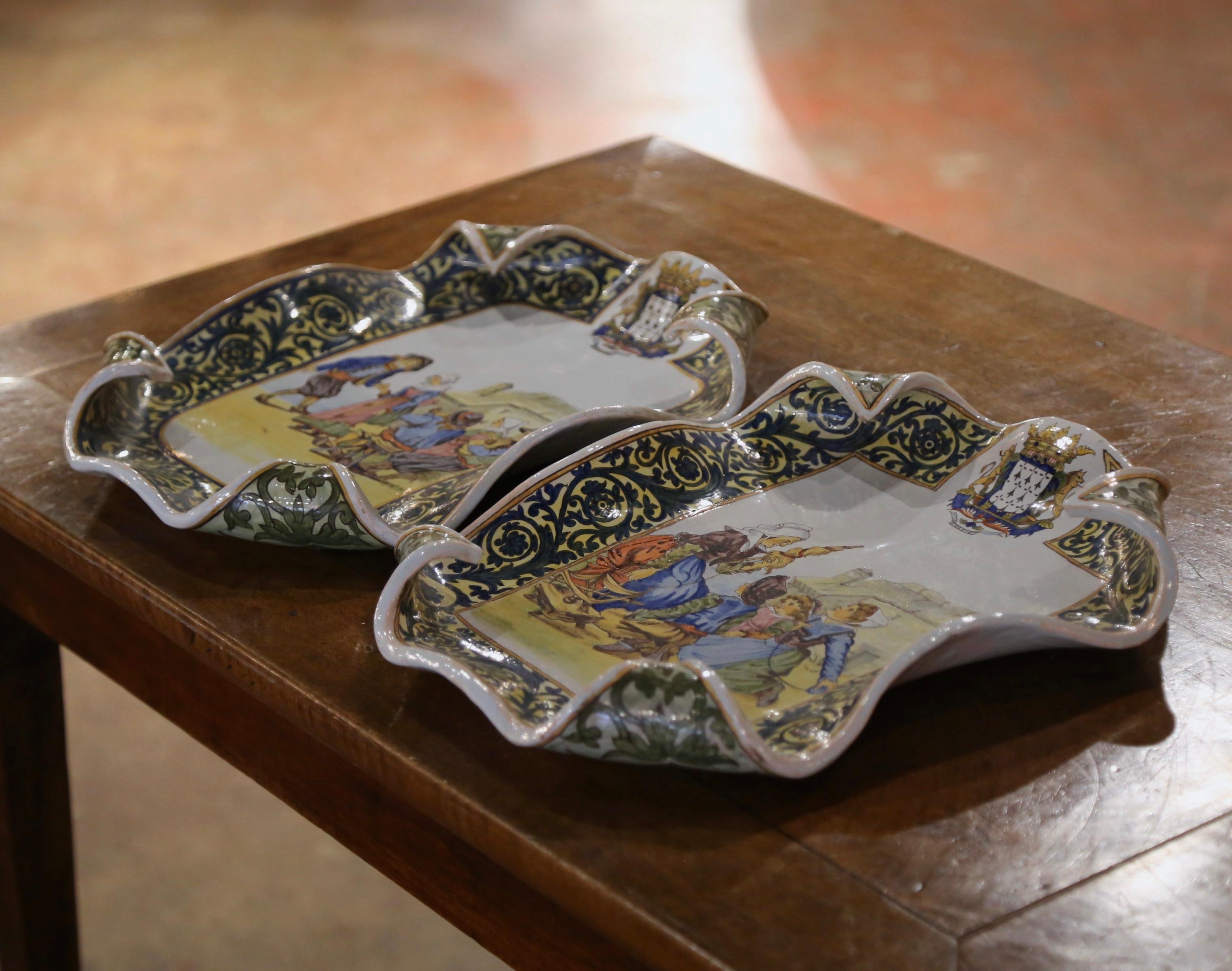 Décorez un mur de cuisine ou une étagère avec cette importante paire de plateaux anciens. Créée par Porquier Beau à Quimper, en France, vers 1895, chaque assiette rectangulaire en faïence peinte à la main présente des coins rabattus et des bords