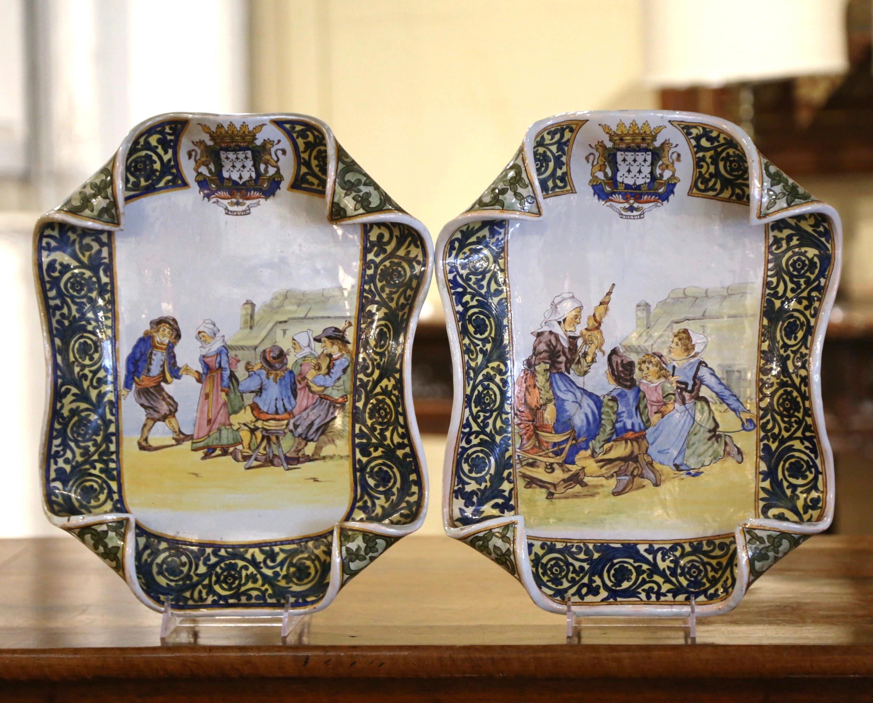 XIXe siècle Paire de plateaux en faïence de Porquier Beau Quimper peints à la main au 19ème siècle en vente