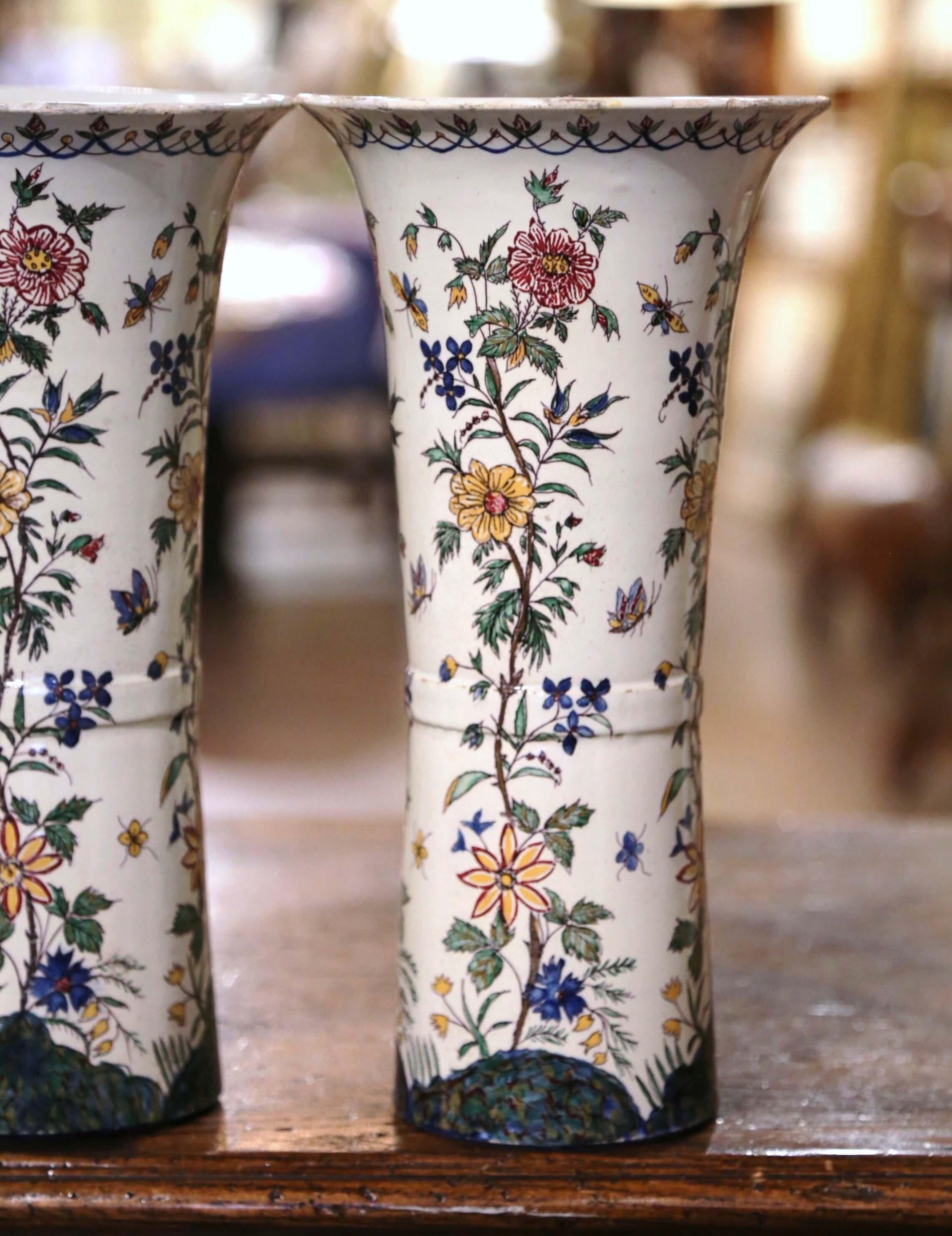 Fait main Paire de vases trompettes en faïence peints à la main du 19ème siècle en provenance de Provence en vente