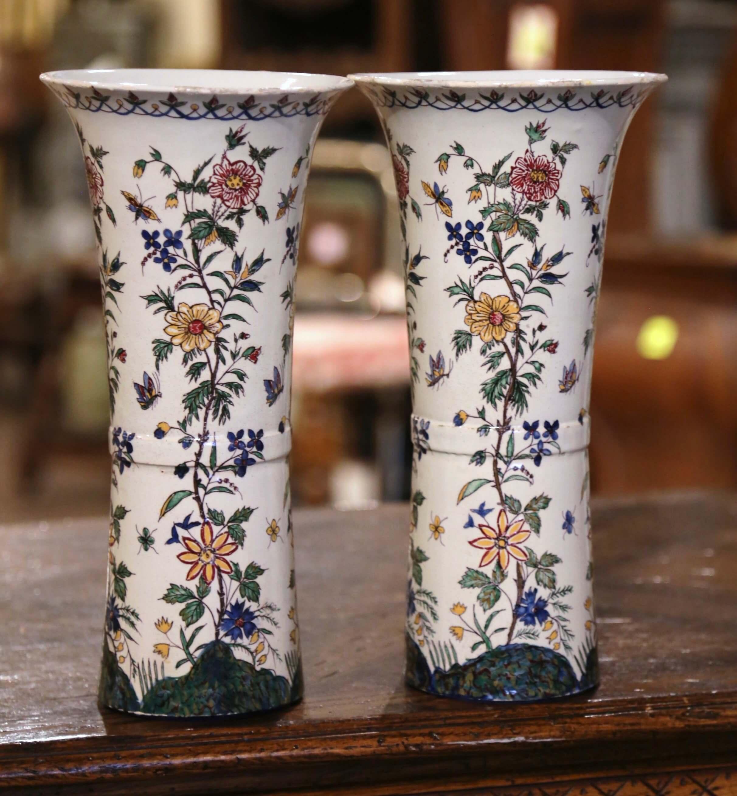 XIXe siècle Paire de vases trompettes en faïence peints à la main du 19ème siècle en provenance de Provence en vente