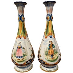 Paire de vases en faïence peints à la main du 19ème siècle en Bretagne