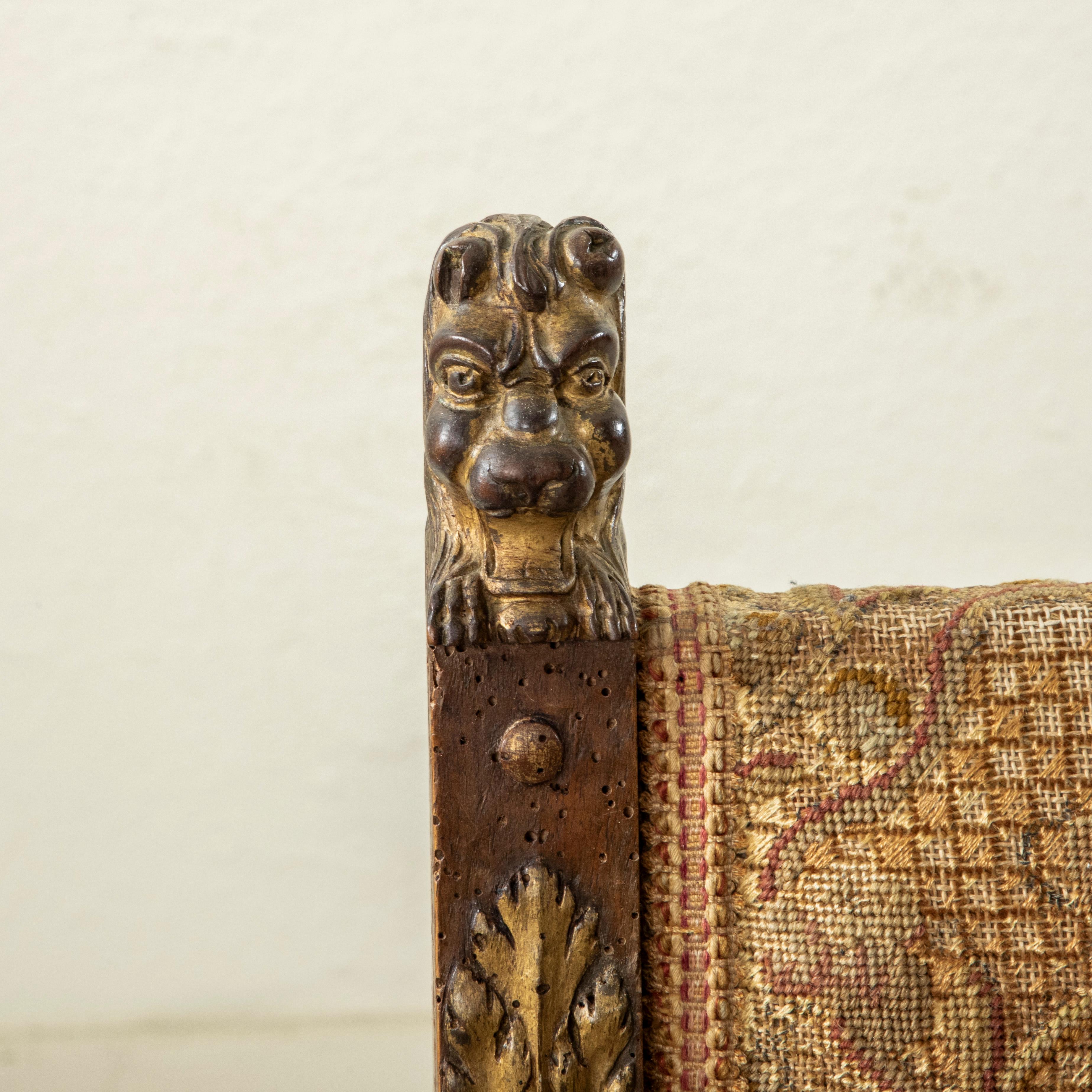 Coppia di poltrone in faggio intagliato in stile HENRY II francese del XIX secolo, con punta d'ago in vendita 5