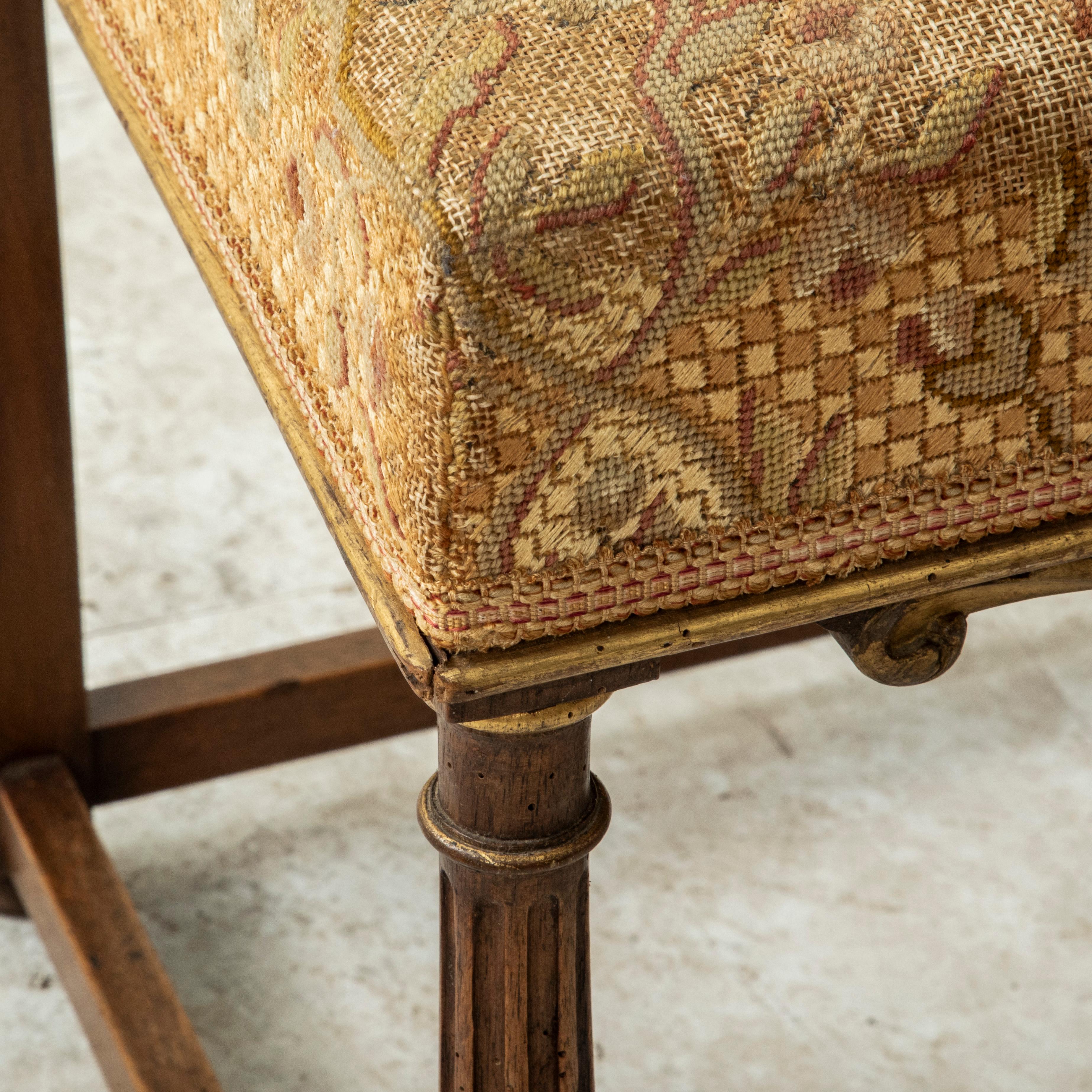 Coppia di poltrone in faggio intagliato in stile HENRY II francese del XIX secolo, con punta d'ago in vendita 6