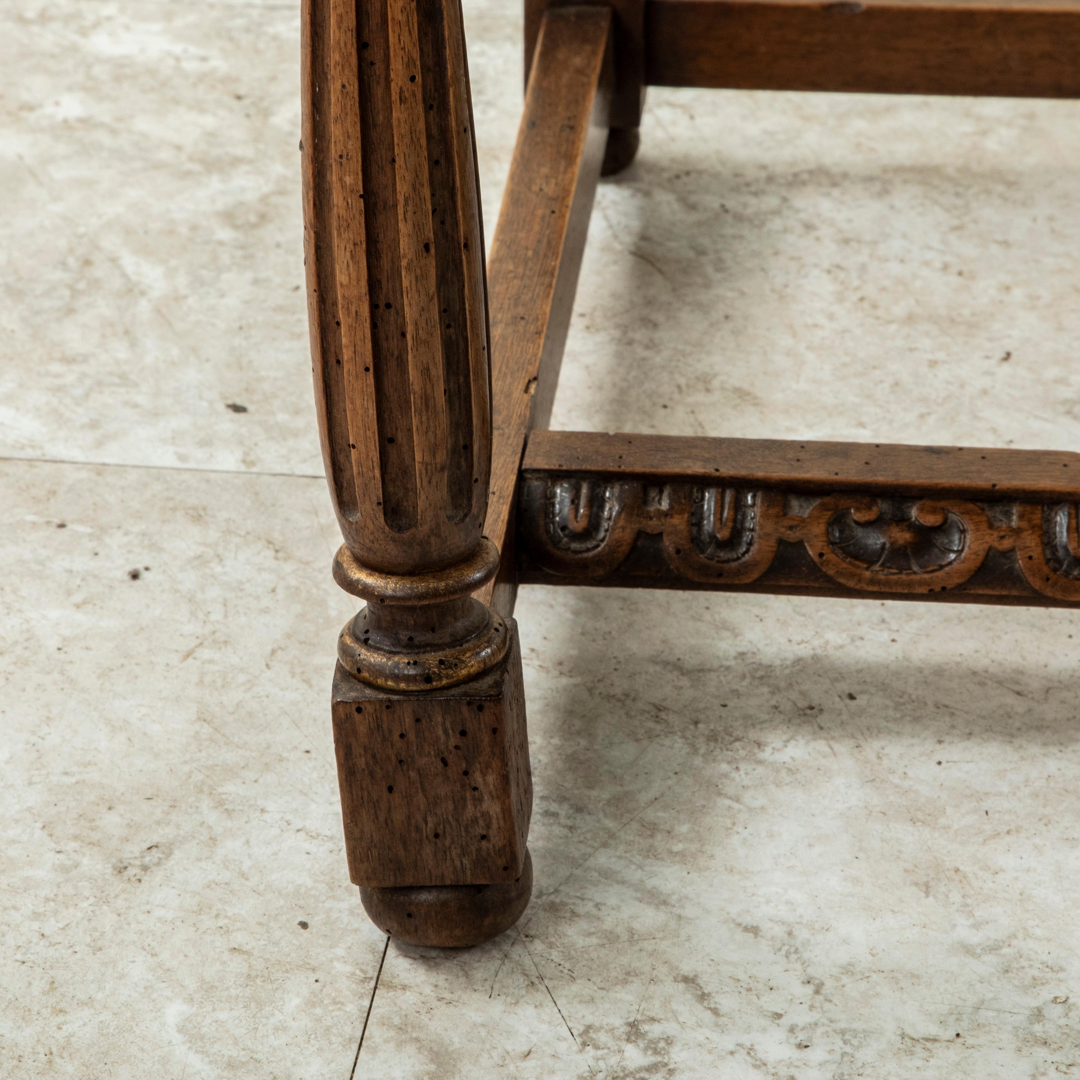 Coppia di poltrone in faggio intagliato in stile HENRY II francese del XIX secolo, con punta d'ago in vendita 9