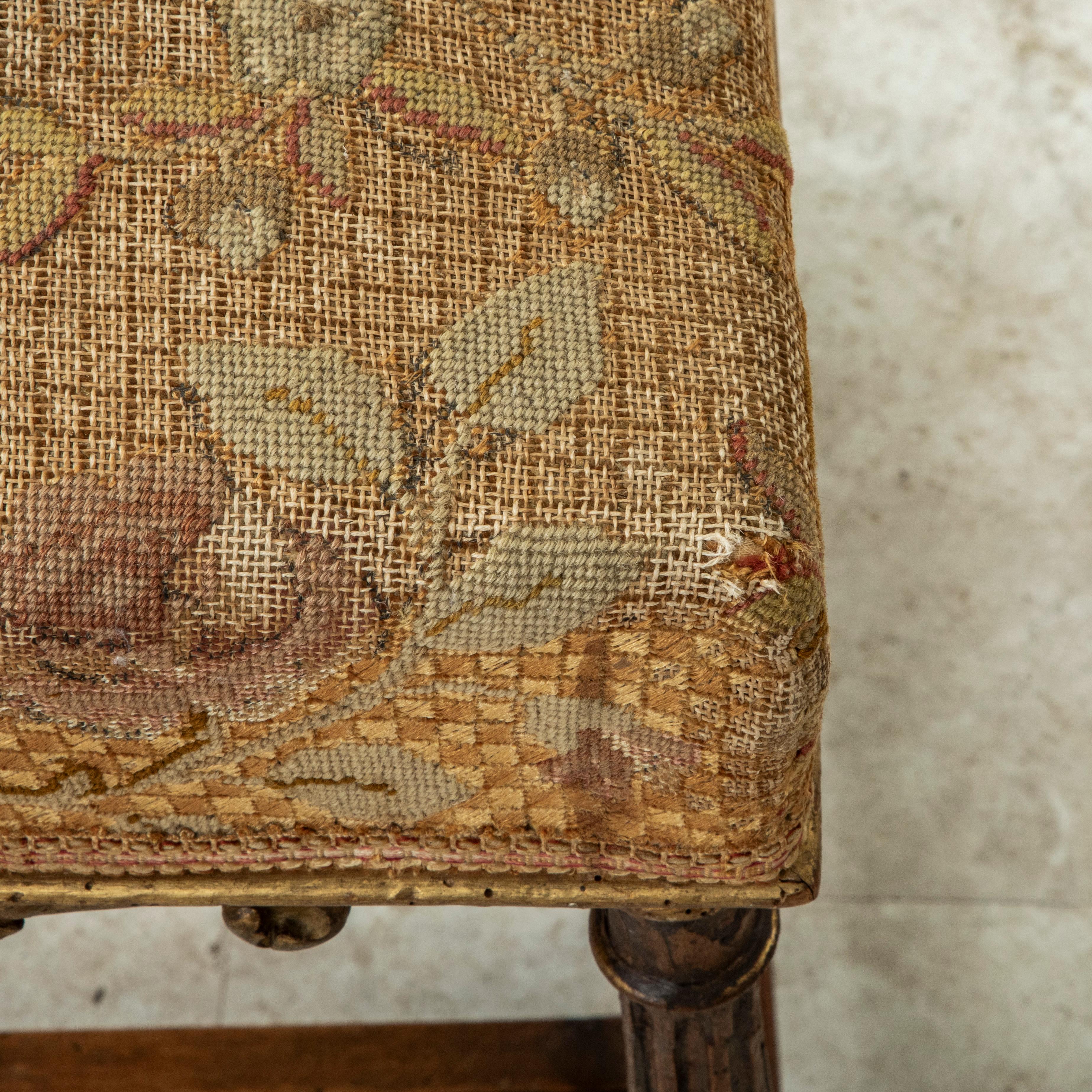 Coppia di poltrone in faggio intagliato in stile HENRY II francese del XIX secolo, con punta d'ago in vendita 11