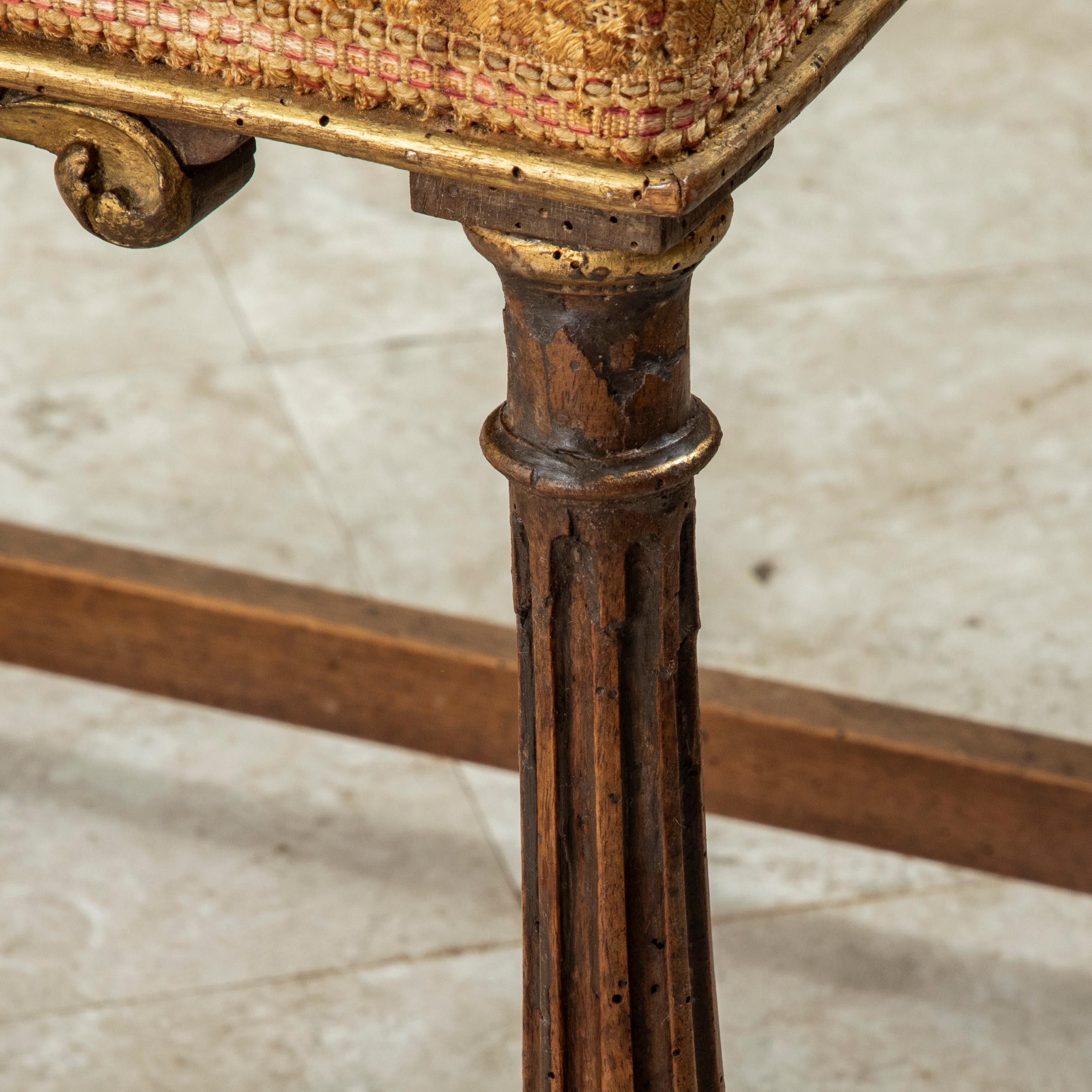 Coppia di poltrone in faggio intagliato in stile HENRY II francese del XIX secolo, con punta d'ago in vendita 12