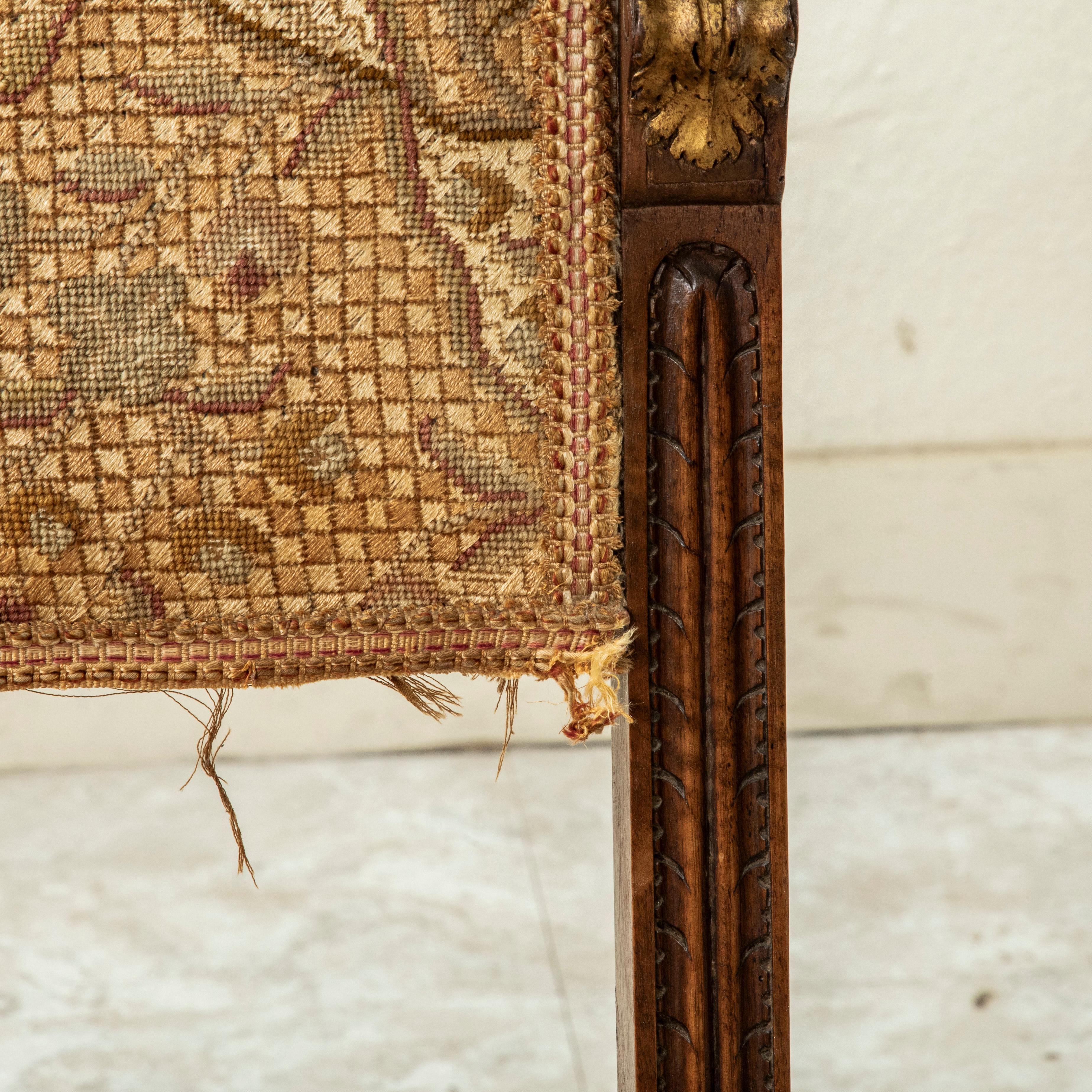 Coppia di poltrone in faggio intagliato in stile HENRY II francese del XIX secolo, con punta d'ago in vendita 13