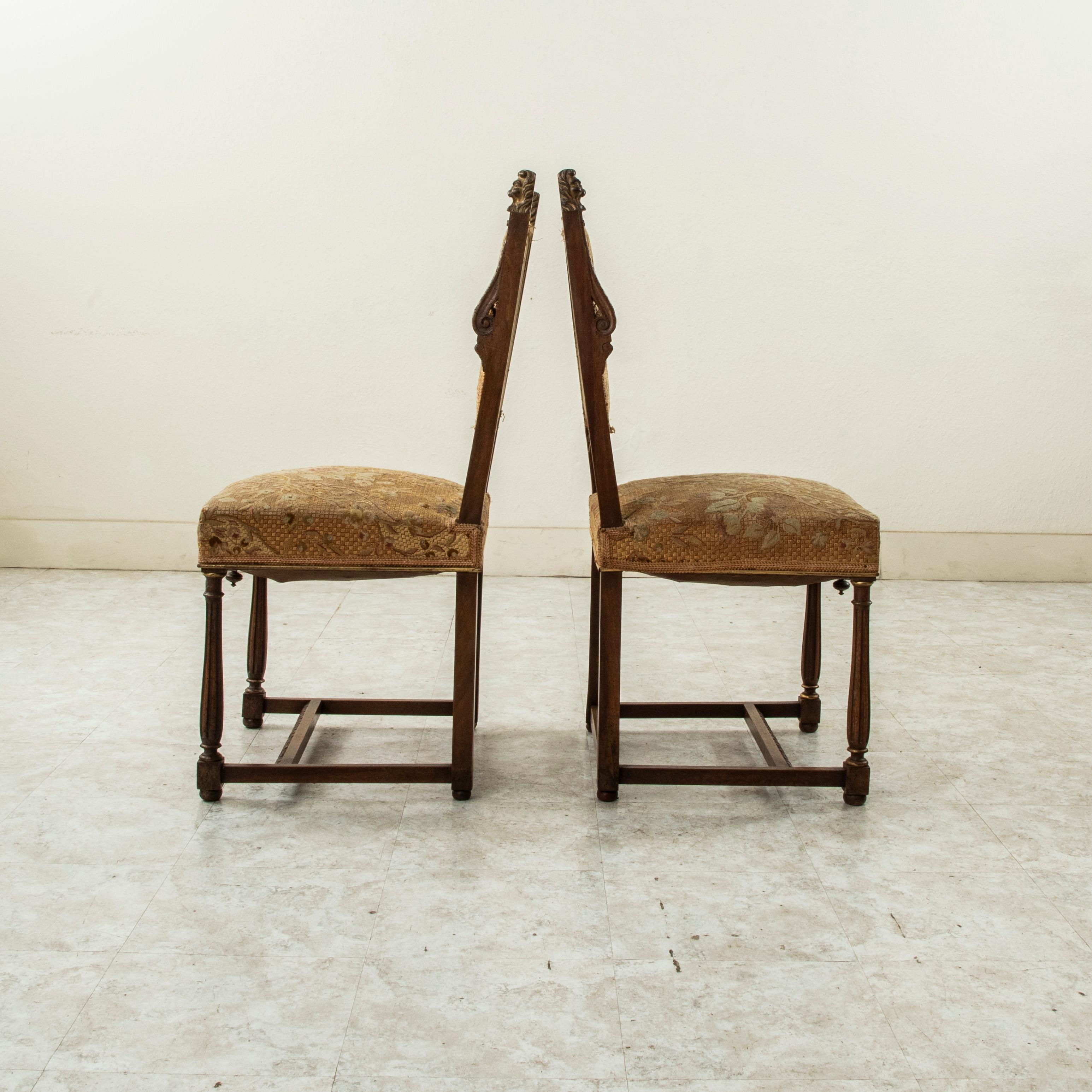 Francese Coppia di poltrone in faggio intagliato in stile HENRY II francese del XIX secolo, con punta d'ago in vendita