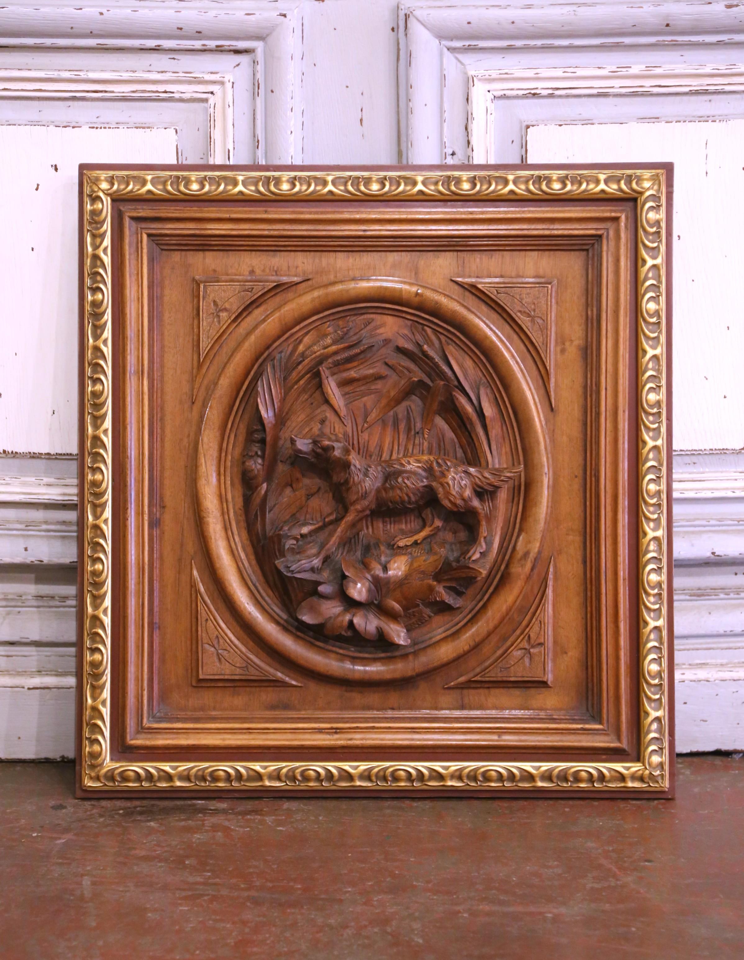 Napoléon III Paire de panneaux en noyer sculpté sur le thème de la chasse, du XIXe siècle, avec garniture dorée en vente