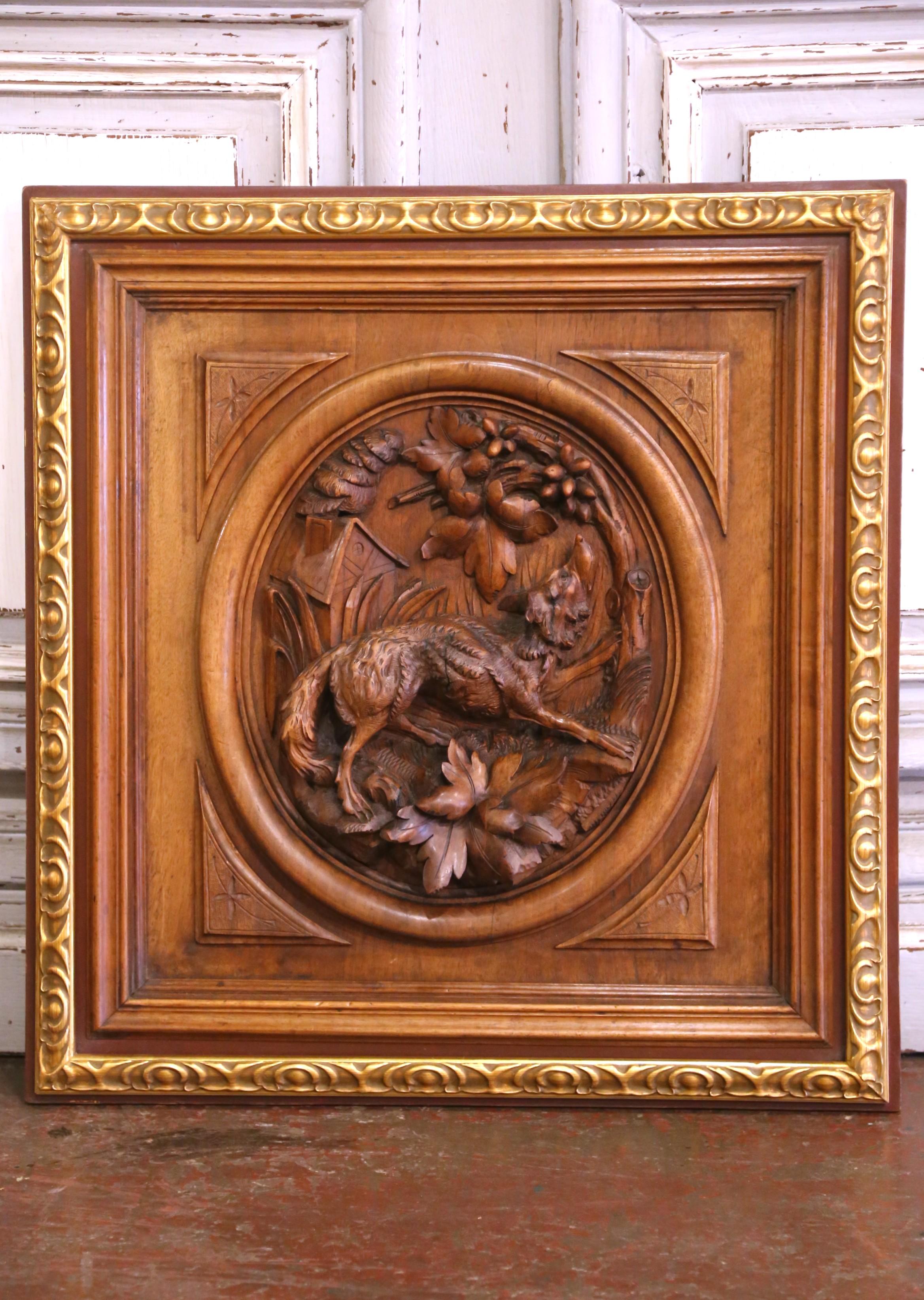 Français Paire de panneaux en noyer sculpté sur le thème de la chasse, du XIXe siècle, avec garniture dorée en vente