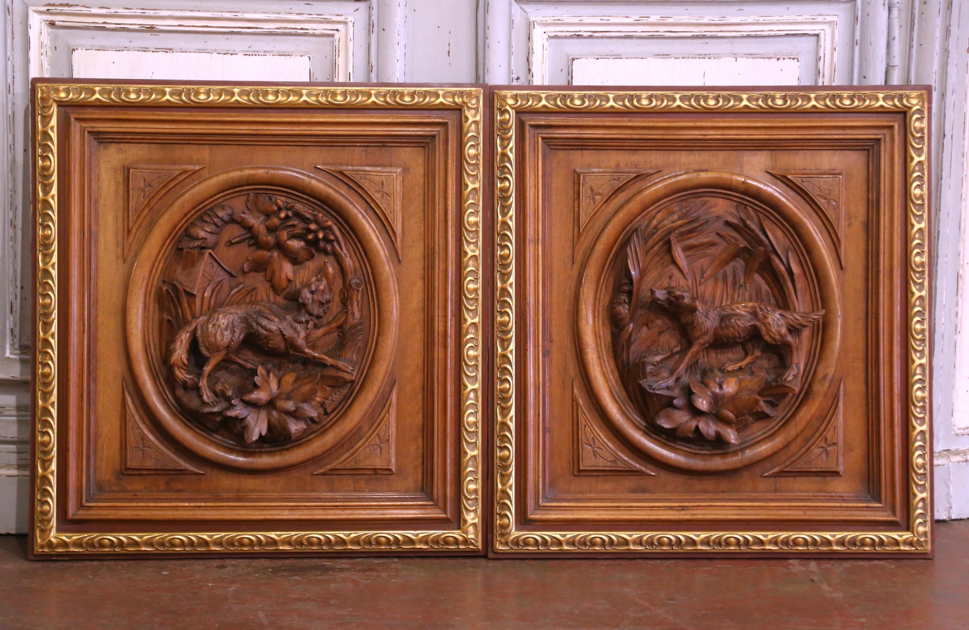 Sculpté à la main Paire de panneaux en noyer sculpté sur le thème de la chasse, du XIXe siècle, avec garniture dorée en vente
