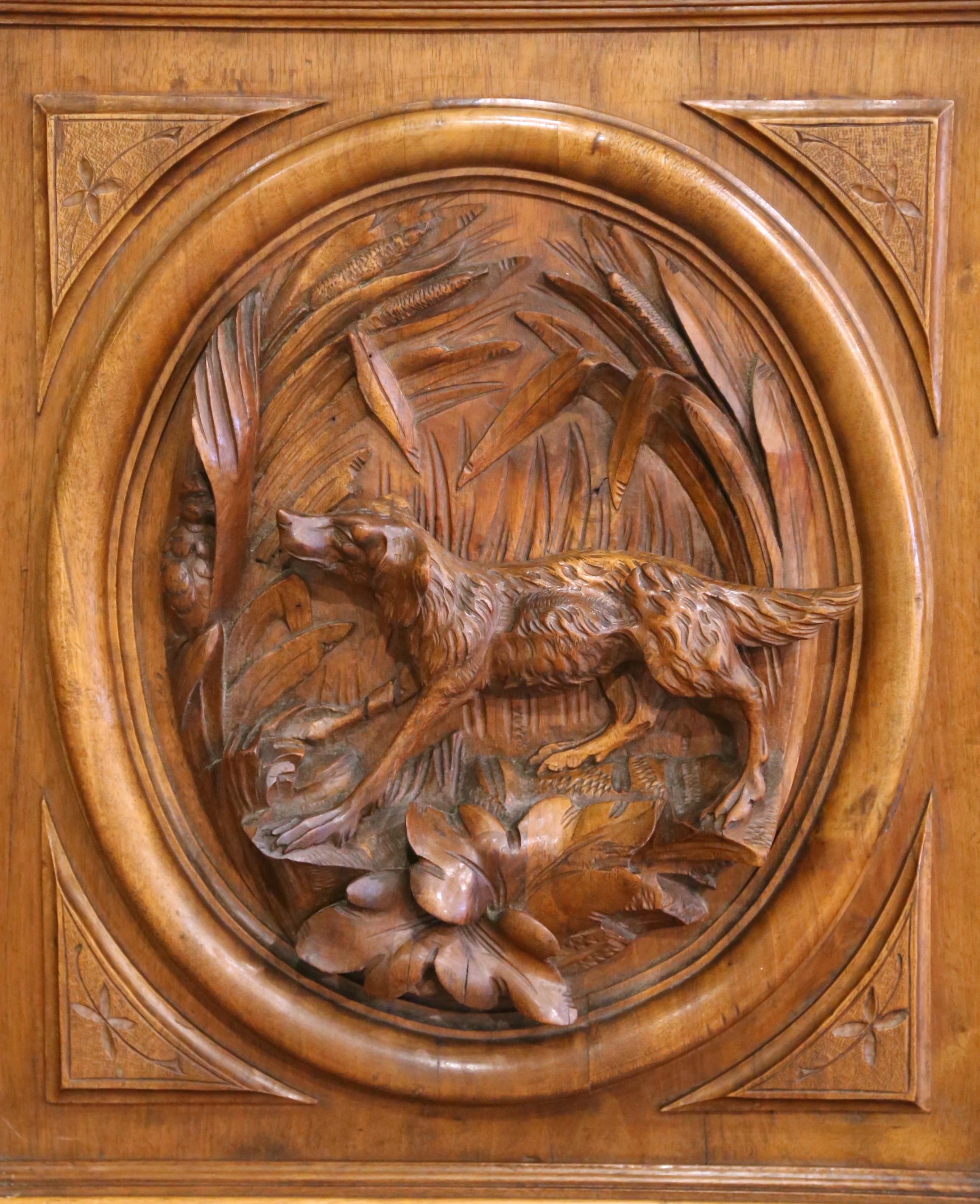 Paire de panneaux en noyer sculpté sur le thème de la chasse, du XIXe siècle, avec garniture dorée Excellent état - En vente à Dallas, TX