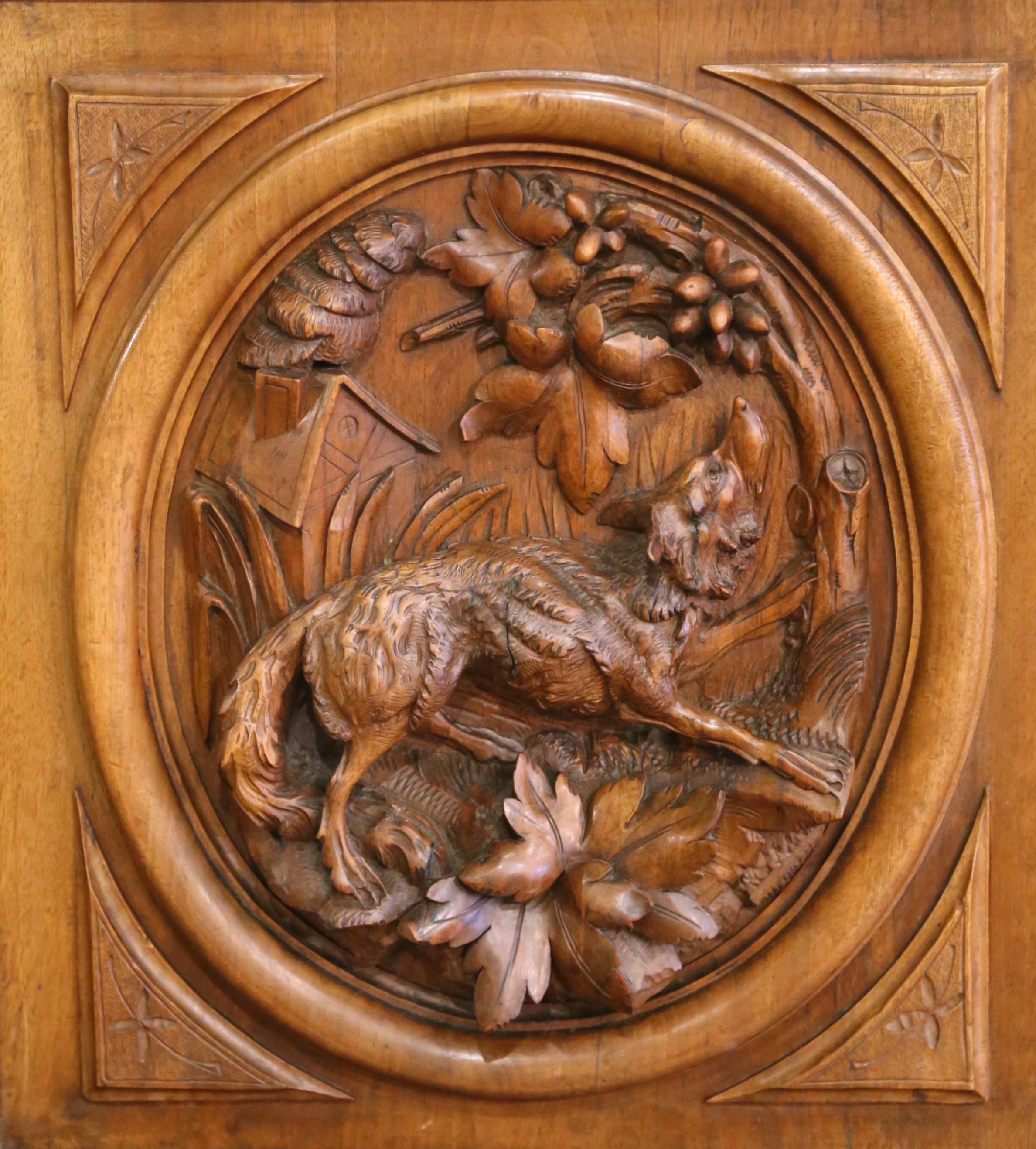 Paire de panneaux en noyer sculpté sur le thème de la chasse, du XIXe siècle, avec garniture dorée en vente 1