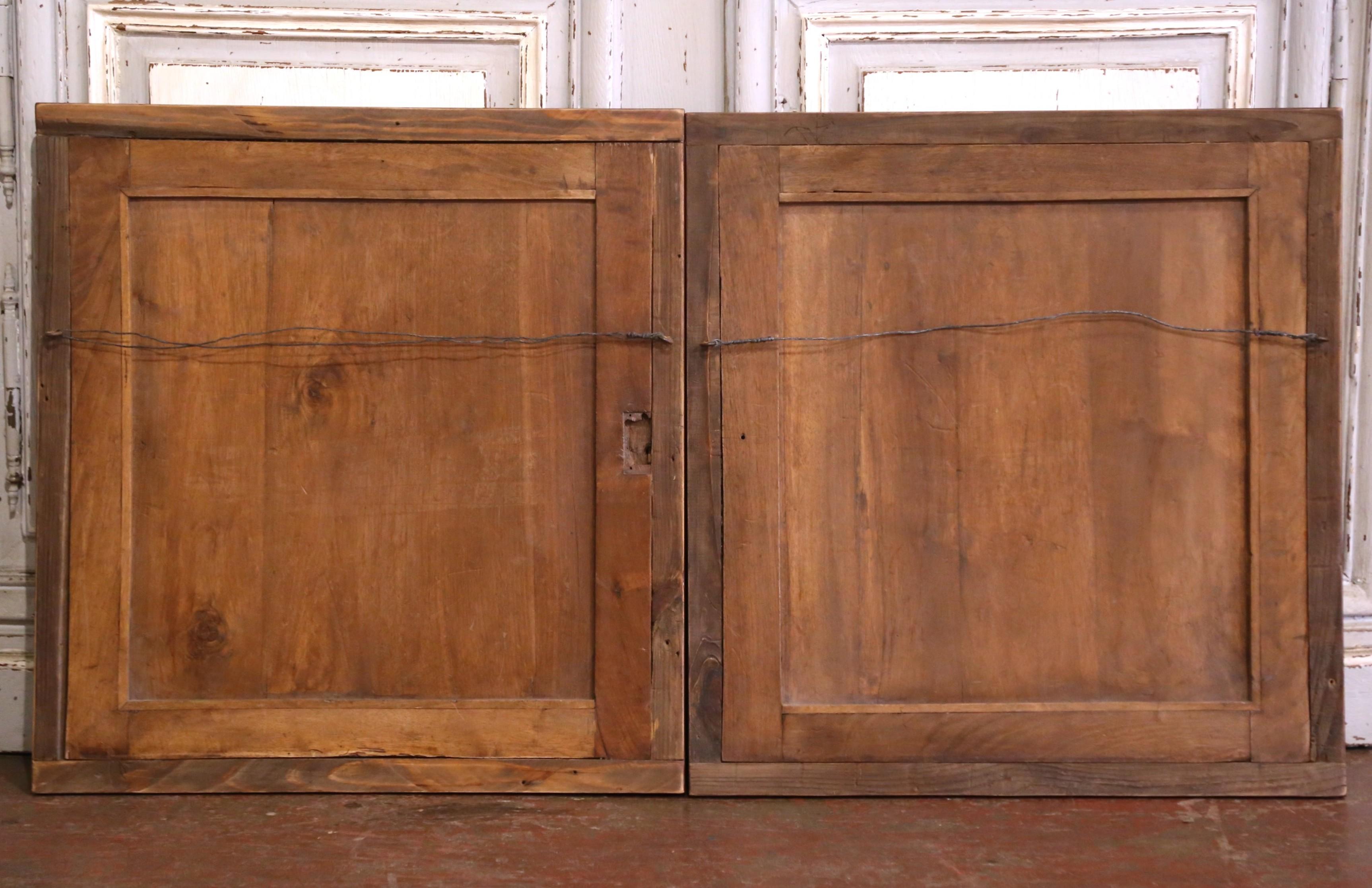 Paire de panneaux en noyer sculpté sur le thème de la chasse, du XIXe siècle, avec garniture dorée en vente 2