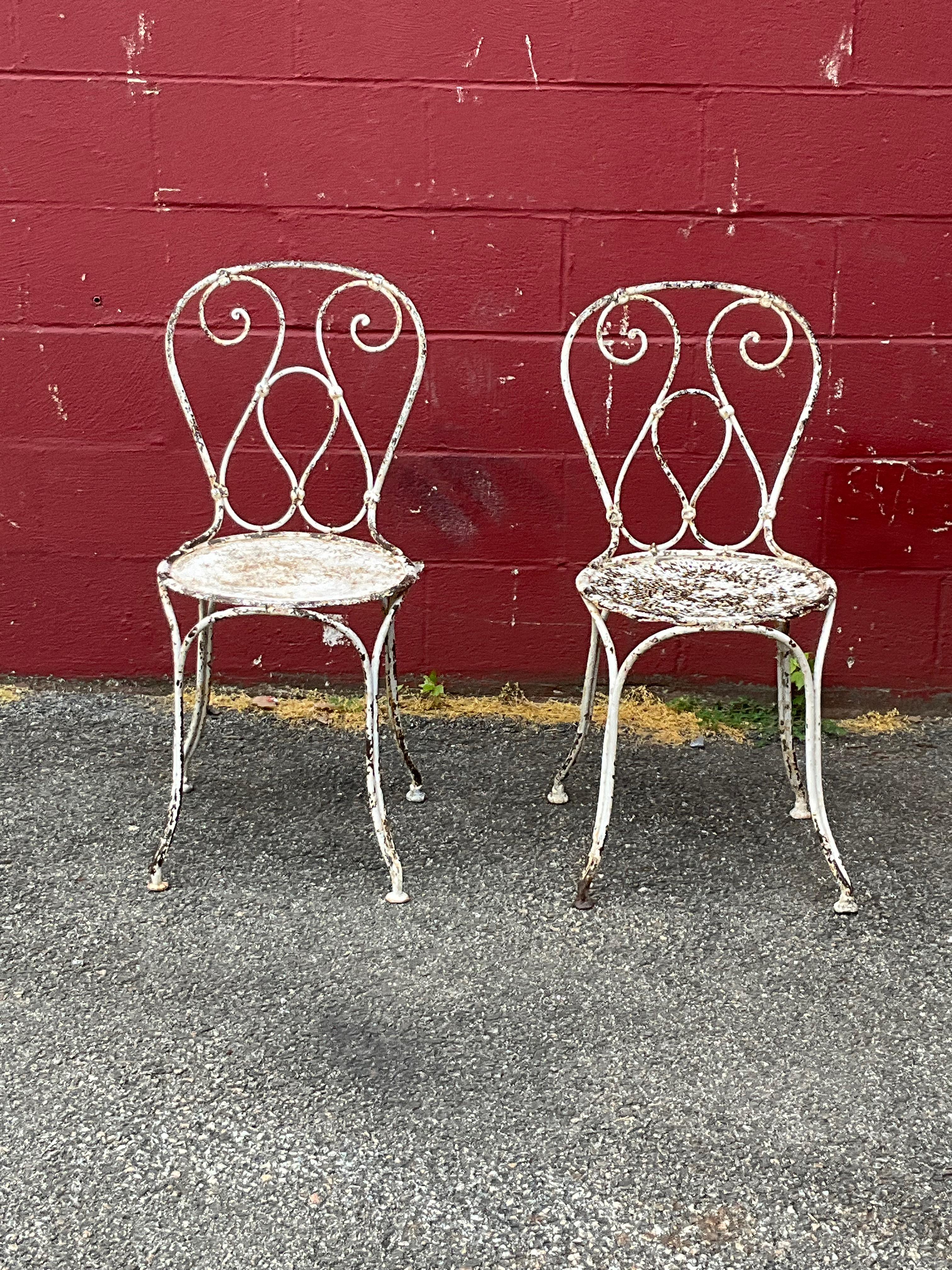 Paar französische Eisen-Gartenstühle aus dem 19. Jahrhundert im Zustand „Gut“ im Angebot in Buchanan, NY