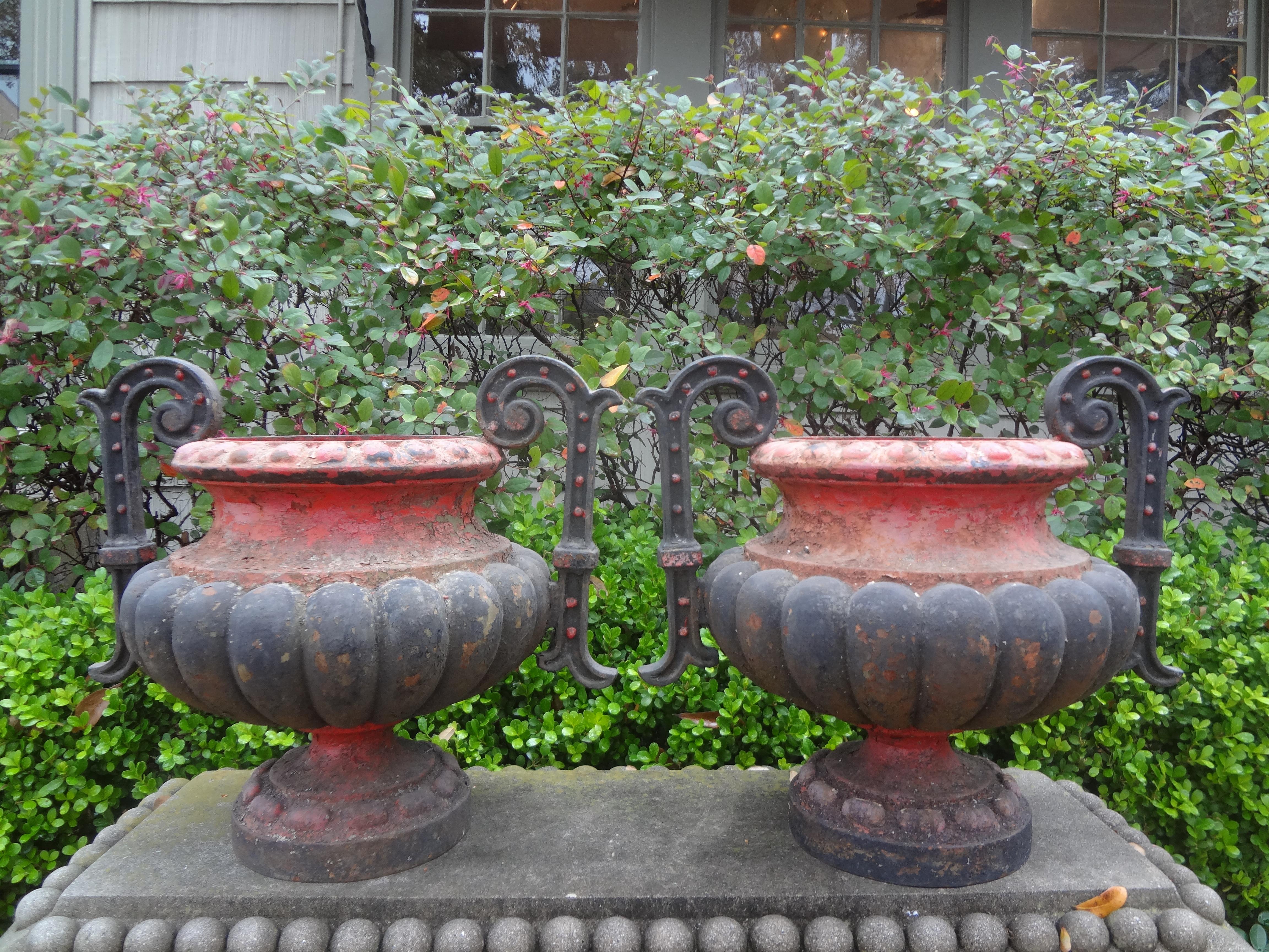Ein Paar französische Gartenurnen aus Eisen aus dem 19.
Dieses Paar Urnen aus Gusseisen aus dem 19. Jahrhundert wird der Gießerei Corneau Charleville zugeschrieben.
Die Brüder Emile und Alfred Corneau wurden 1846 Geschäftspartner, 1856 ließen sie
