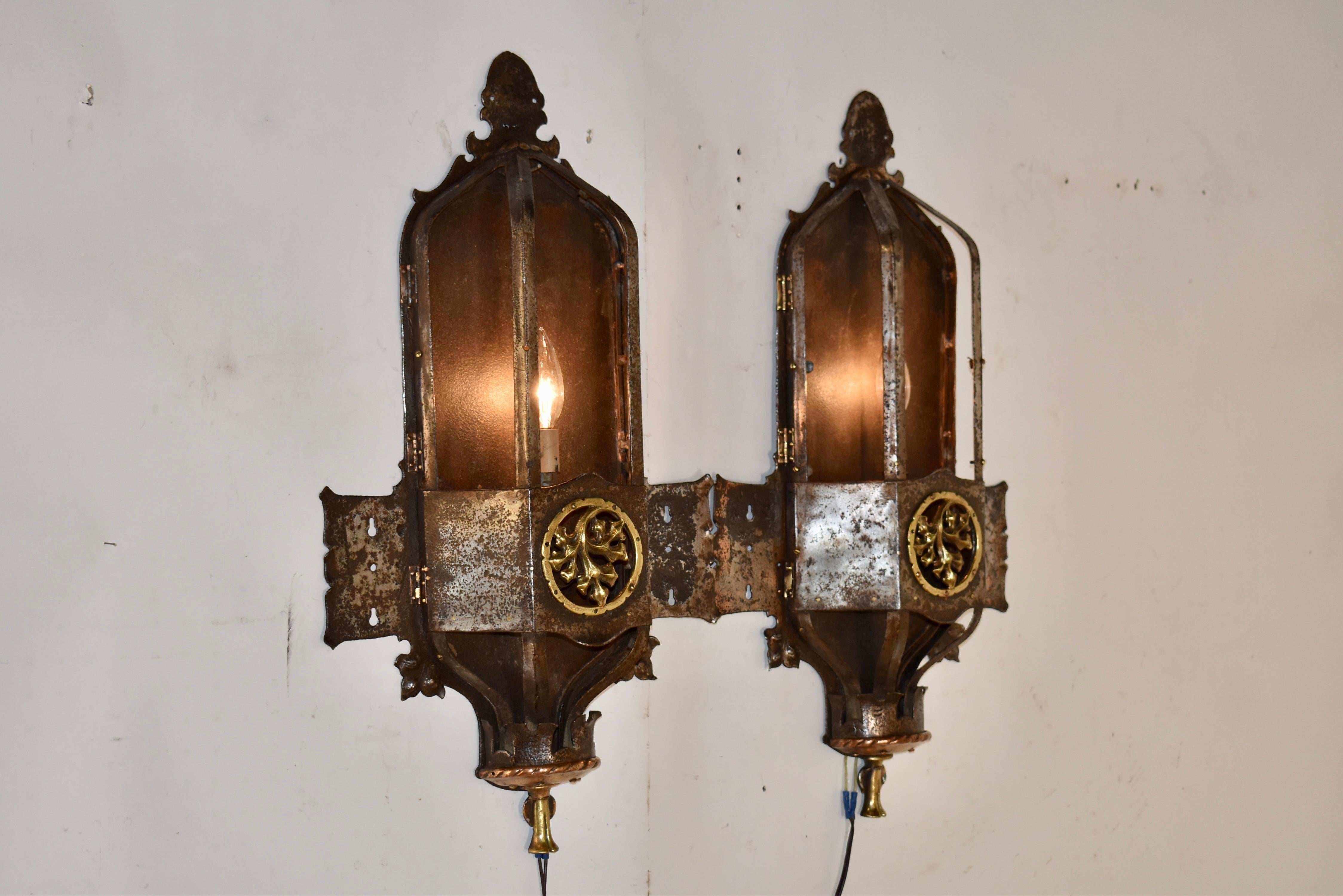 Pareja de apliques de hierro franceses del siglo XIX que han pasado de ser apliques de gas a eléctricos.  Este par de apliques tiene un aire casi medieval y están hechos de hierro pesado, con una forma y un diseño preciosos.  La base tiene un