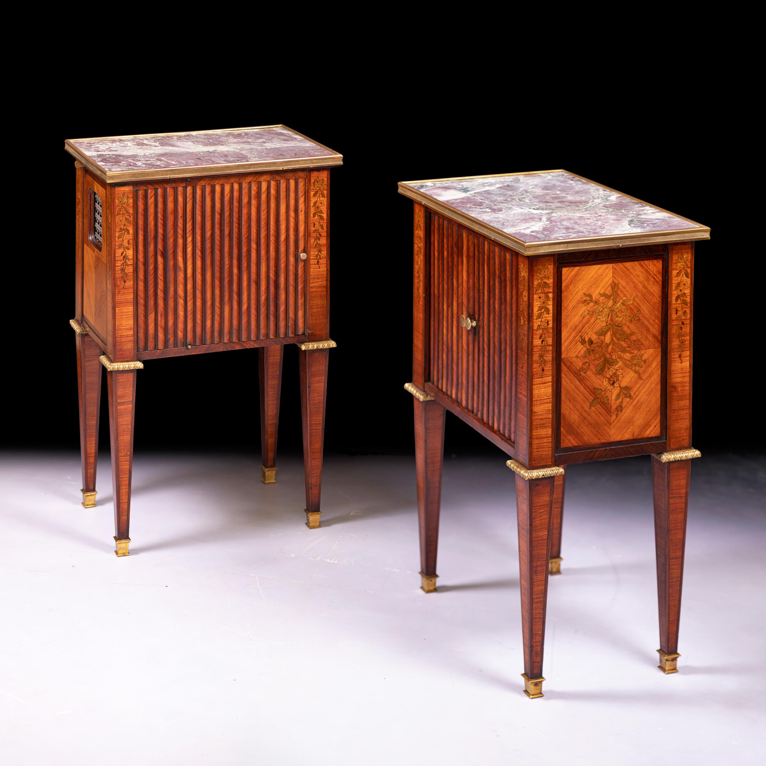 Paire d'armoires de chevet françaises du 19ème siècle en bois de violette et bronze doré Bon état - En vente à Dublin, IE